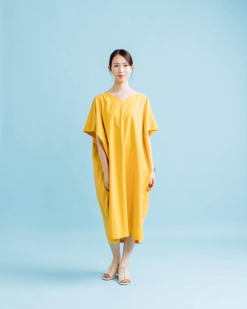 M2companyさんのインスタグラム写真 - (M2companyInstagram)「ウォッシュしたような風合いの コットンのワンピースは ざっくりとしたフォルムが魅力。 Vの襟元と、サイドのスリット、 背中の切り替えが オーバーサイズのワンピースを すっきりとみせています。  サイズ　/  フリー  カラー　/  アイボリー、マスタード、サックス、ネイビー、チャコール  【BASE】 https://pareatsu.base.ec  #pareatsu #パレアッツ #m2company #エムツーカンパニー #2023SS #ワンピース #ワンピースコーデ #おしゃれさんと繋がりたい  #ciao_varano」7月20日 7時30分 - pareatsu_official