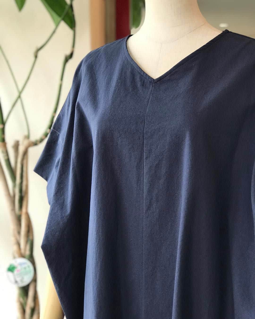 M2companyさんのインスタグラム写真 - (M2companyInstagram)「ウォッシュしたような風合いの コットンのワンピースは ざっくりとしたフォルムが魅力。 Vの襟元と、サイドのスリット、 背中の切り替えが オーバーサイズのワンピースを すっきりとみせています。  サイズ　/  フリー  カラー　/  アイボリー、マスタード、サックス、ネイビー、チャコール  【BASE】 https://pareatsu.base.ec  #pareatsu #パレアッツ #m2company #エムツーカンパニー #2023SS #ワンピース #ワンピースコーデ #おしゃれさんと繋がりたい  #ciao_varano」7月20日 7時30分 - pareatsu_official