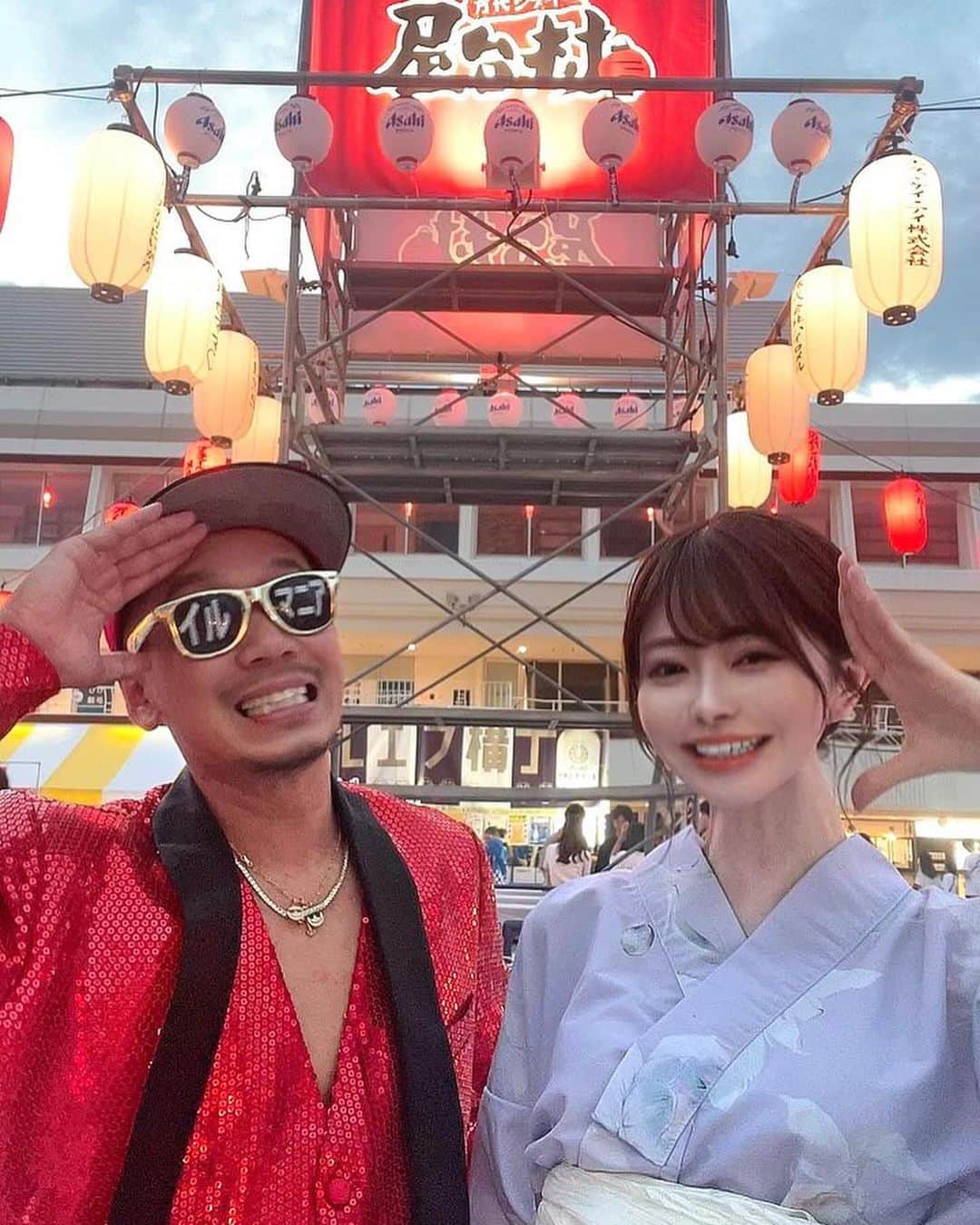 イルマニアのインスタグラム：「新潟に登場‼️ 🍺🏮万代シティ屋台村🏮🍺 @bandaicity.yataimura2022   皆さんと美味しい屋台飯と美味しいお酒でパリピしあがっちゃいました🤣🍾  みんなでチンチロ🎲7秒チャレンジ7️⃣楽しかったなぁ〜🤣  新曲持ってきてライブしたりカラオケ大会出たり🎙️  可愛い女の子にイルマニアシール渡したり✌️❤️  VRで気球旅行もしたり🎈 @vr_niigata2023  金塊手掴みチャレンジやったりと…  盛りだくさんすぎる万代シティ屋台村 🏮🍺  7/23までやってるので是非お近くの方は遊びに来てね🥳  #イルマニア #mcma#新潟#万代シティ屋台村 #屋台村#vr#金塊チャレンジ #万代シティ#チンチロ#7秒チャレンジ#アサヒビール#ビール#ホルモン#たこ焼き#パリピ#カラオケ大会」