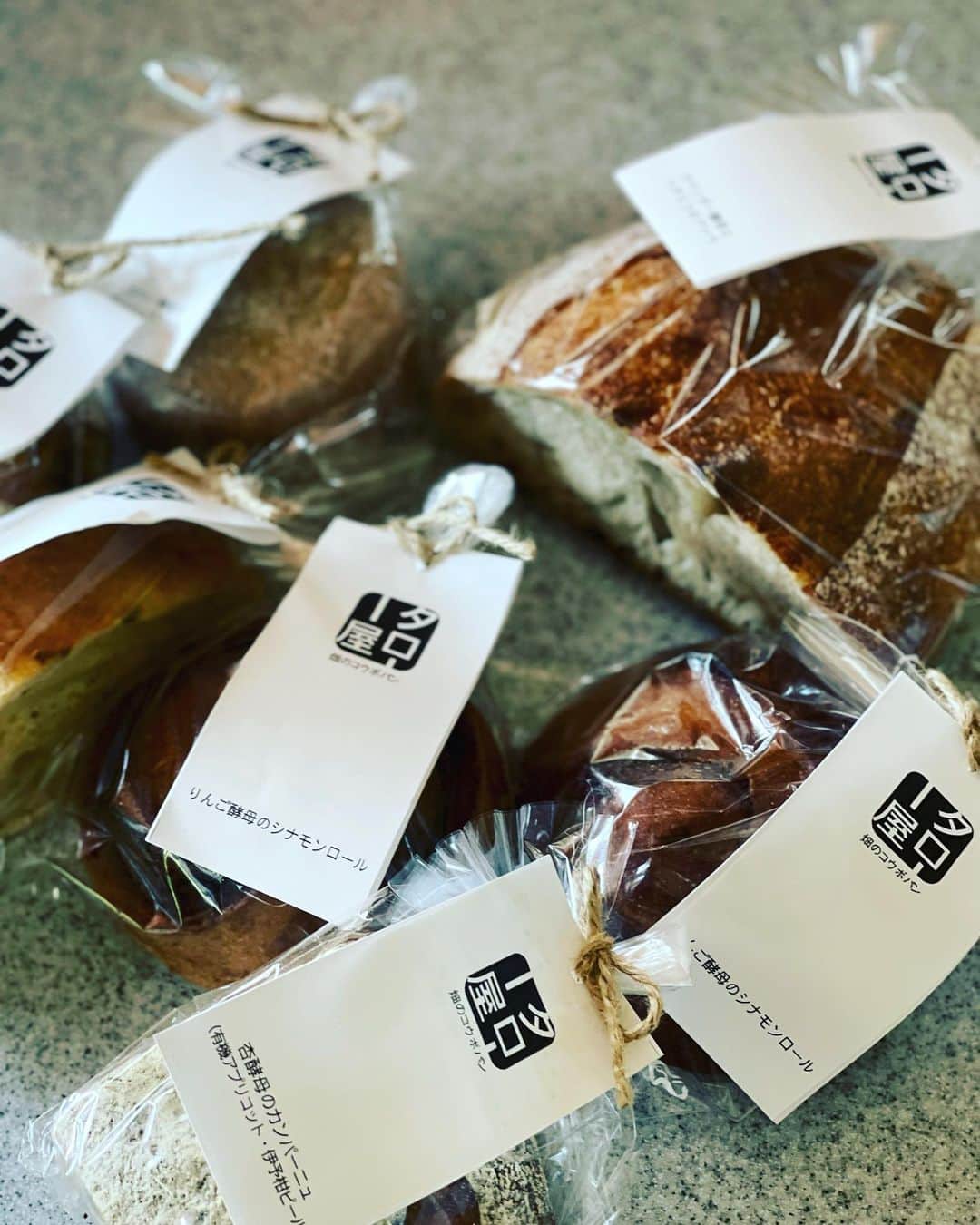 結城アンナさんのインスタグラム写真 - (結城アンナInstagram)「私は「畑のコウボウパン　タロー屋」のパンの大のファンです❣️季節の植物や果物で作った酵母で美味しいパンが焼かれています。 さいたま市、浦和区にありますお店も本当にオシャレ❣️ Bread from 「Taro-ya Bakery」using special yeasts made from seasonal plants & fruits from nearby fields & gardens . This lovely store is located in Urawa-ku, Saitama-shi, Tokyo👍  @taro__ya #パン #パン屋 #自然酵母 #自然酵母パン」7月20日 7時44分 - ayukihouse