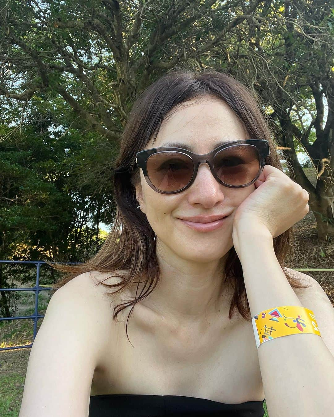 前田ゆかさんのインスタグラム写真 - (前田ゆかInstagram)「今週猛烈に暑い日に😵  『激アツ』で『胸熱』な 夏フェス @ap_bank_official ☀️ つま恋apbankへ  @maenorichang のりちゃん アッコちゃん　と３人でいろんな意味でドキドキの初参戦。 (フェスは20代以来) 暑さは予想していたけれども それ以上💦  つま恋に着いたら倒れそうなくらい暑い…ワタシはもう誰？というくらい完全防備の忍者スタイルで日焼けからバッチリガード😆 日差しが落ち着くまでは日陰の芝生で響き渡るLIVEを楽しみました。  無理せず自分のペースで楽しむのがベスト👌  あっこちゃんは3時スタートからラストの8時前まで約5時間、熱い中立ち見エリアで思いっきり楽しんでたょ☝️😆す、凄すぎる😵  陽が落ちてきてのりちゃんと いざ出陣🙌 ミスチル、小林武史さん やっぱり音楽🎵の力ってすごいなぁー 声出しokになって一体感！ 熱気溢れるライブ会場ーーにしびれた。  最後は前の方で 優しい歌声に包まれて最幸の時間を共有、ピースフルな空間であっこちゃんも合流出来て🥺 あたたかいフェスを楽しみました。 いろんな山を越えた！  日焼け止めは ◯ビオレUVミスト シュシュと気持ち良いミスト、何度も付け直してこれは使いやすかった！  ◯へリオケア 強い日差し野外ではマスト 飲む日焼け止め4時間おきに 飲んで日差しに負けない。  ◯ランコムUVエクスペール スキンケア成分配合で潤わせながらUVカット自然な血色でトーンアップも！  ◯MY NADESHICO 飲む全身美容、オールインワンサプリメント。強い抗酸化力と28種類の栄養素でしっかり内側からバリア。この日は大量の汗で3本飲みました。  内と外と両方から予防して日焼けせずに楽しめました〜♪ 帽子とパーカーは @cbptokyo 田中マヤちゃんプロデュース👌  3人で一緒の部屋に 泊まり、 旅が出来たのも この夏、最高の思い出👌🤍  #apbank #野外フェス #backnumber も全部曲知ってた♡ #夜まで話が尽きない #30年来の友人 #ワタシが1番に💤 #掛川で降りたのはBTS以来 #静岡は美味しいものがいっぱい  #静岡おでん餃子をお土産に」7月20日 7時48分 - maeyuka