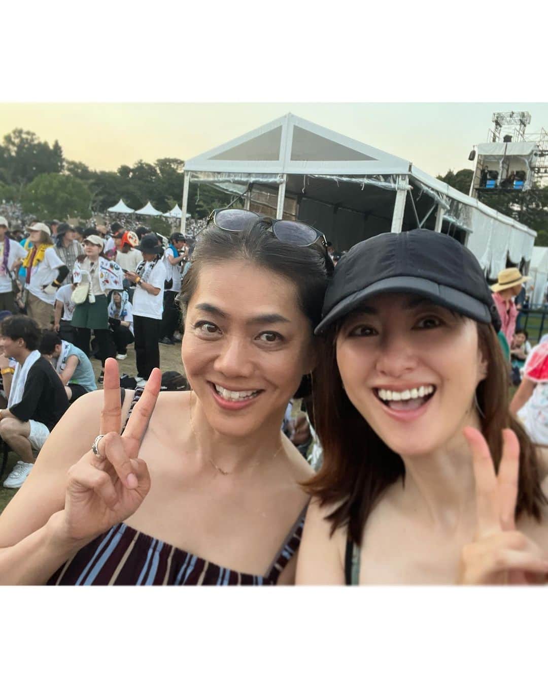 前田ゆかのインスタグラム：「今週猛烈に暑い日に😵  『激アツ』で『胸熱』な 夏フェス @ap_bank_official ☀️ つま恋apbankへ  @maenorichang のりちゃん アッコちゃん　と３人でいろんな意味でドキドキの初参戦。 (フェスは20代以来) 暑さは予想していたけれども それ以上💦  つま恋に着いたら倒れそうなくらい暑い…ワタシはもう誰？というくらい完全防備の忍者スタイルで日焼けからバッチリガード😆 日差しが落ち着くまでは日陰の芝生で響き渡るLIVEを楽しみました。  無理せず自分のペースで楽しむのがベスト👌  あっこちゃんは3時スタートからラストの8時前まで約5時間、熱い中立ち見エリアで思いっきり楽しんでたょ☝️😆す、凄すぎる😵  陽が落ちてきてのりちゃんと いざ出陣🙌 ミスチル、小林武史さん やっぱり音楽🎵の力ってすごいなぁー 声出しokになって一体感！ 熱気溢れるライブ会場ーーにしびれた。  最後は前の方で 優しい歌声に包まれて最幸の時間を共有、ピースフルな空間であっこちゃんも合流出来て🥺 あたたかいフェスを楽しみました。 いろんな山を越えた！  日焼け止めは ◯ビオレUVミスト シュシュと気持ち良いミスト、何度も付け直してこれは使いやすかった！  ◯へリオケア 強い日差し野外ではマスト 飲む日焼け止め4時間おきに 飲んで日差しに負けない。  ◯ランコムUVエクスペール スキンケア成分配合で潤わせながらUVカット自然な血色でトーンアップも！  ◯MY NADESHICO 飲む全身美容、オールインワンサプリメント。強い抗酸化力と28種類の栄養素でしっかり内側からバリア。この日は大量の汗で3本飲みました。  内と外と両方から予防して日焼けせずに楽しめました〜♪ 帽子とパーカーは @cbptokyo 田中マヤちゃんプロデュース👌  3人で一緒の部屋に 泊まり、 旅が出来たのも この夏、最高の思い出👌🤍  #apbank #野外フェス #backnumber も全部曲知ってた♡ #夜まで話が尽きない #30年来の友人 #ワタシが1番に💤 #掛川で降りたのはBTS以来 #静岡は美味しいものがいっぱい  #静岡おでん餃子をお土産に」
