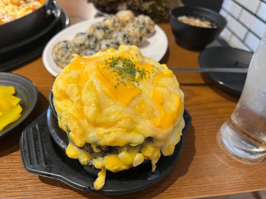 あこさんのインスタグラム写真 - (あこInstagram)「ユガネタッカルビさんでコーンチーズタッカルビ食べてきた😍❤️チーズとトック(餅)を追加！ オデンタンとびっこマヨおにぎりとチーズ爆弾ケランチム✨海鮮チヂミをサービスでいただきました😭✨ありがとうございます🙇🏻✨ セルフのサラダバーもあるからサンチュやキムチがおかわり自由☺️ どれも全部美味しかった🥹🥹🥹タッカルビもチーズとコーンとマヨネーズで辛さが軽減される😳どれも美味しくてあっという間になくなった😂 お客さんもいっぱいでゆっくり食べながらお話ししとる方が多かった☺️店内も広々して綺麗で居心地良い！ お料理自体もボリュームがあるからシェアして食べるのがおすすめ☺️💕 #ユガネタッカルビ #チーズタッカルビ #ケランチム #チヂミ #とびっこマヨおにぎり #オデンタン #大食い #双子 #はらぺこツインズ #大食い女子 #먹방 #대식가 #먹팔  #먹스타그램 #大胃王 #モッパン #ความตะกละ #Ham ăn #Gula」7月20日 7時51分 - harapeko__ako