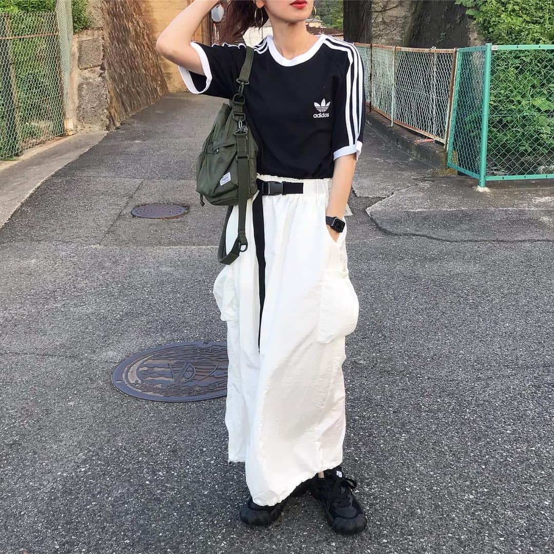kumikaさんのインスタグラム写真 - (kumikaInstagram)「最近好きなモノトーンなスポーツミックス💕  アディtと、 @nugu_klee のスポーティーなカーゴスカート♡  カーゴカジュアルロングスカート/ivory  ストリング付きでベルトもスポーティーなデザインやけど、ポケットの立体感も可愛いくて、艶がある素材で大人可愛く履けてお気に入り🙆‍♀️💕 ミニ丈のインナー付きです✨✨ . . . . tops#adidas#adidas3stripes  skirt @nugu_klee  bag#hyke#porter shoes#onitsukatiger  . . . #夏コーデ#スポーツミックス#スポーツミックスコーデ #アディダスコーデ#アディダスtシャツ #カーゴスカート#スカートコーデ#モノトーンコーデ#ショルダーバッグコーデ#オニツカタイガー#ポニーテール #tbt#ootd#instafashion#koreanfashion #outfit#コーデ#ママコーデ#古着コーデ」7月20日 7時52分 - kumika_iiio2