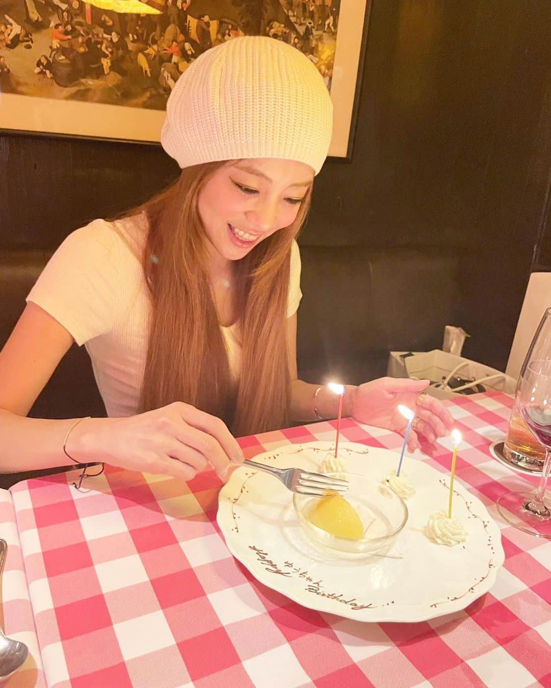 あびる優さんのインスタグラム写真 - (あびる優Instagram)「まだ続くバースデーディナー🎂💕 プレゼントもありがとう🎁 プレゼントって何歳になってもやっぱり嬉しい🥺💕 私もプレゼントやサプライズするの大好きだけど、その時間って私ならずっと相手の事を想ってるし、考えてるし残る物だったりするとそれを身につける度に、また相手を想い出せるから😌💕 またそれを買いに行ってくれた時間とか気持ちとか色々な思いにありがとうって感じる。、 その方との思い出が残る事に意味がある気がする😌🫶 お手紙なんかもとっても嬉しいよね🥰  37歳だけどね🫠🤫🍀 #birthday#mybirthday#love#happy#thankyou #誕生日#お誕生日#ありがとう#🎂#❤️」7月20日 7時56分 - yuabiru74