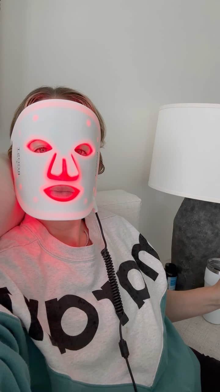 Helena Glazer Hodneのインスタグラム：「It's a full-time job. #skincareover40 #skincareroutine」