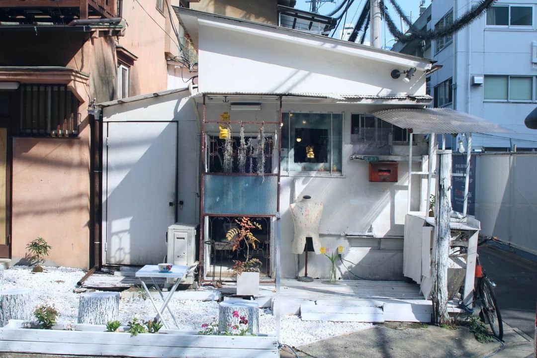 のインスタグラム：「【中目黒駅1分】CM/ スチール/ 動画撮影、展示会、ポップアップショップに適した築70年の古民家をリノベーションしたギャラリー エリア：東京都目黒区 料金：平日33,000円/日～、土日祝44,000円/日〜  URL：https://buff.ly/3WQmcgV   興味のある方は、プロフィール欄の【SHOPCOUNTER】 から「中目黒駅」で検索してみてください😊  ーーーーーーーーーーーーー SHOPCOUNTERではポップアップストア/展示会/催事など「短期でイベントの開催や出店が可能なスペース」の検索＆予約が可能🙌 アカウント作成(無料)をすると、メルマガでキャンペーン情報や会員様限定でスペースのご紹介を行っています♪ スペース探し＆ご予約はプロフィールのURLからお願いします☆ →@shopcounter_official  #出店者募集  #ポップアップ #ポップアップストア #ポップアップショップ #展示会 #催事 #レンタルスペース #ギャラリー #イベント #イベントスペース #期間限定ショップ #展示会 #即売会 #中目黒イベントスペース #中目黒レンタルスペース #中目黒ギャラリー #路面店 #路面スペース #不動産  #shopcounter #popup #popupstore #popupshop #exhibition #event #rentalspace #eventspace #shopcounter #studio #gallery」