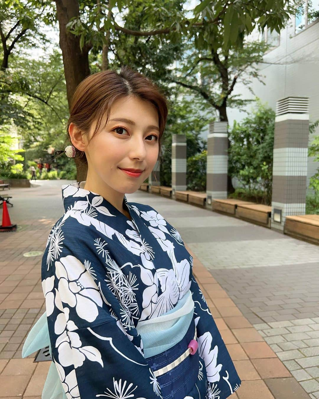 上村彩子さんのインスタグラム写真 - (上村彩子Instagram)「. . 前回は爽やかなレモン柄の浴衣でしたが、 今回のNスタの中継は紺色に金魚柄の浴衣。 前髪はおろさずに、かんざしは一本で まとめ髪にしてもらいました。  大人っぽい雰囲気の浴衣でしたが、 兵児帯が水色でふわふわしていて、 金魚の尾ひれのようで可愛かったです🩵  来週も浴衣で収録の仕事があるので、 今年はたくさん着ることができて嬉しいなぁ☺️  👘…三松  #Nスタ　#浴衣　#浴衣ヘア #浴衣ヘアアレンジ」7月20日 8時12分 - saekokamimura