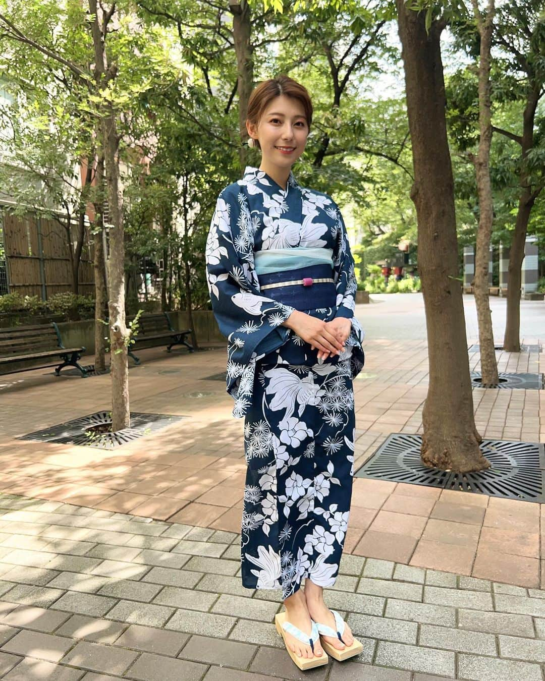 上村彩子さんのインスタグラム写真 - (上村彩子Instagram)「. . 前回は爽やかなレモン柄の浴衣でしたが、 今回のNスタの中継は紺色に金魚柄の浴衣。 前髪はおろさずに、かんざしは一本で まとめ髪にしてもらいました。  大人っぽい雰囲気の浴衣でしたが、 兵児帯が水色でふわふわしていて、 金魚の尾ひれのようで可愛かったです🩵  来週も浴衣で収録の仕事があるので、 今年はたくさん着ることができて嬉しいなぁ☺️  👘…三松  #Nスタ　#浴衣　#浴衣ヘア #浴衣ヘアアレンジ」7月20日 8時12分 - saekokamimura