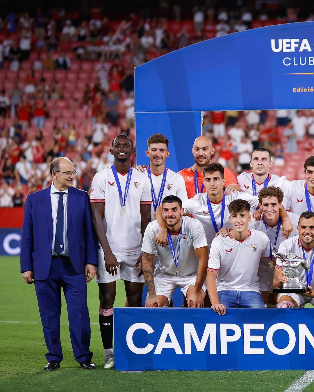 セビージャFCのインスタグラム：「🏆 ¡Campeones del #TrofeoAntonioPuerta y del primer #DesafíoDeClubes! ⚪️🔴  #WeareSevilla #NuncaTeRindas #sevillafc #sevilla」