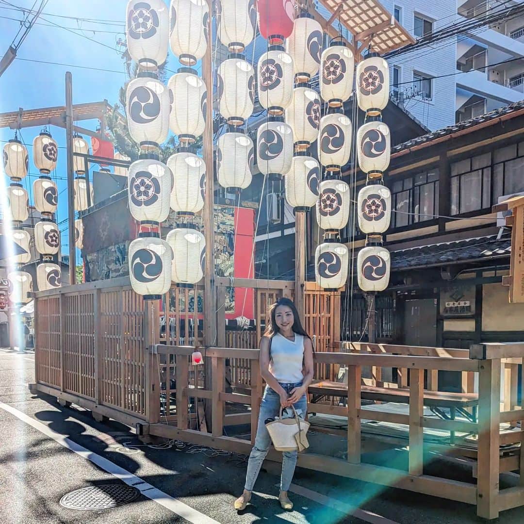Hiromi Tomiiさんのインスタグラム写真 - (Hiromi TomiiInstagram)「先日、ゆみこさんとさらっと京都をお散歩して、 #祇園祭　 人が多いし暑いしで、 お写真だけとって、すぐにお店のクーラー警備員に😊 . . 日差しが強すぎて携帯が温度が上昇して作動しませんとかなって😇😇😇 . . これからお祭りの季節だね◎ 夏本番😊♥ . . #京都祇園　#祇園　#平安神宮　#鳥居 #春コーデ　#スカートコーデ　#旅行コーデ #yoga#筋トレ#ダイエット#ボディーメイク #筋トレ女子#ダイエット仲間募集　 #京都　#kyoto  #kyotojapan　 #京都散歩」7月20日 8時05分 - hiromi.tomii