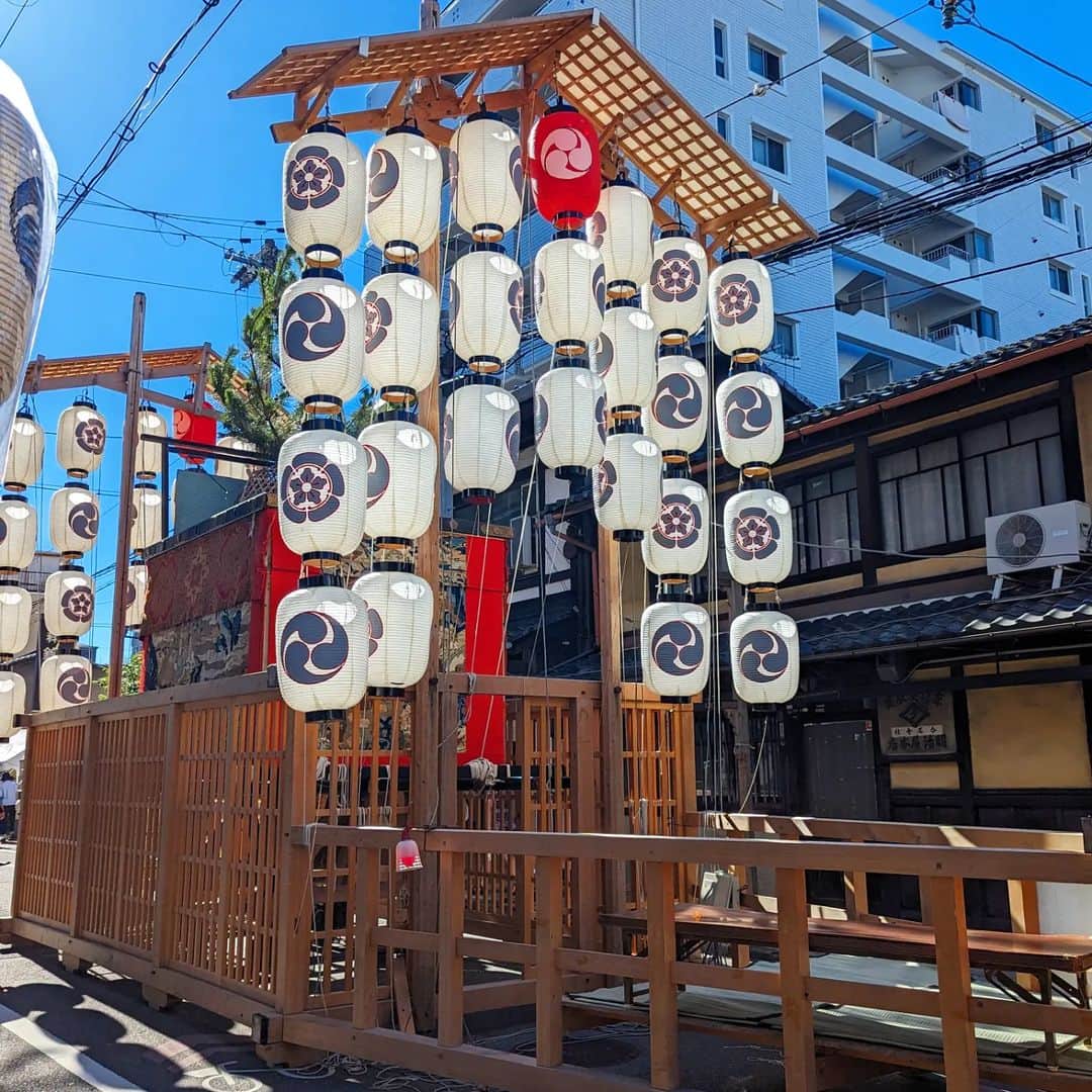 Hiromi Tomiiさんのインスタグラム写真 - (Hiromi TomiiInstagram)「先日、ゆみこさんとさらっと京都をお散歩して、 #祇園祭　 人が多いし暑いしで、 お写真だけとって、すぐにお店のクーラー警備員に😊 . . 日差しが強すぎて携帯が温度が上昇して作動しませんとかなって😇😇😇 . . これからお祭りの季節だね◎ 夏本番😊♥ . . #京都祇園　#祇園　#平安神宮　#鳥居 #春コーデ　#スカートコーデ　#旅行コーデ #yoga#筋トレ#ダイエット#ボディーメイク #筋トレ女子#ダイエット仲間募集　 #京都　#kyoto  #kyotojapan　 #京都散歩」7月20日 8時05分 - hiromi.tomii