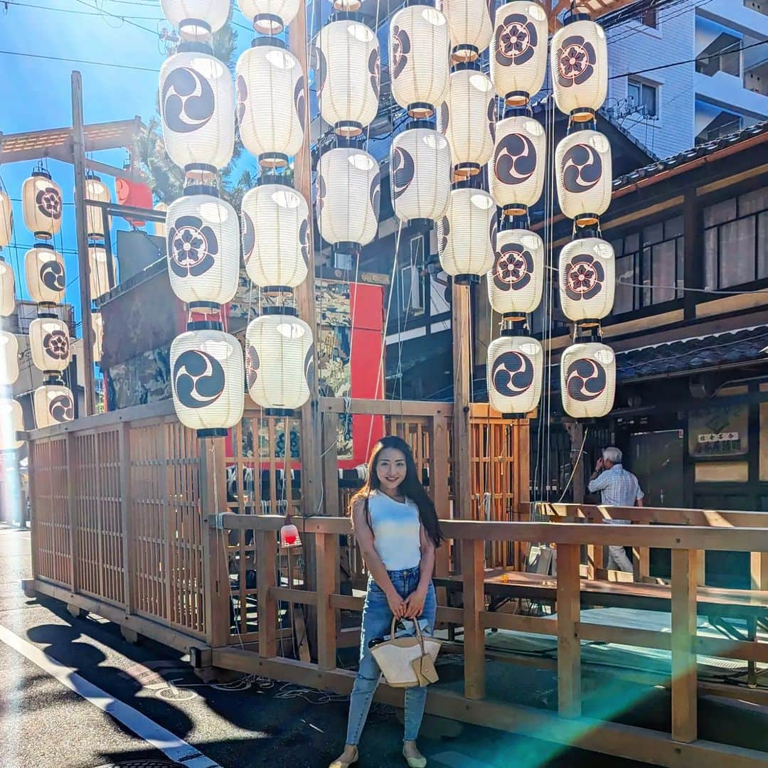 Hiromi Tomiiさんのインスタグラム写真 - (Hiromi TomiiInstagram)「先日、ゆみこさんとさらっと京都をお散歩して、 #祇園祭　 人が多いし暑いしで、 お写真だけとって、すぐにお店のクーラー警備員に😊 . . 日差しが強すぎて携帯が温度が上昇して作動しませんとかなって😇😇😇 . . これからお祭りの季節だね◎ 夏本番😊♥ . . #京都祇園　#祇園　#平安神宮　#鳥居 #春コーデ　#スカートコーデ　#旅行コーデ #yoga#筋トレ#ダイエット#ボディーメイク #筋トレ女子#ダイエット仲間募集　 #京都　#kyoto  #kyotojapan　 #京都散歩」7月20日 8時05分 - hiromi.tomii