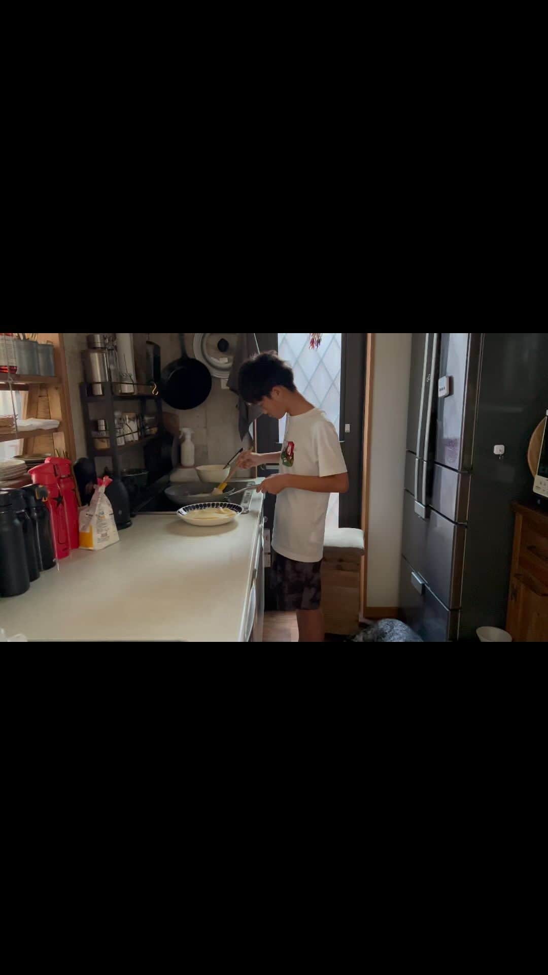 ranranのインスタグラム：「クレープ作り中の1号の側を絶対離れないベル  もらえる時を静かに待ってますw  今日は終業式  今日からお昼ご飯も考えなきゃいけないのが辛いけど。  小学校生活最後の夏休み  私も楽しもう♪  #クレープ#手作りおやつ#こどものいる暮らし#双子#キッチン#台所#今日のおやつ#暮らしを楽しむ#クレープ作り#双子のいる生活#夏休み#お菓子作り#cooking#kitchendesign」