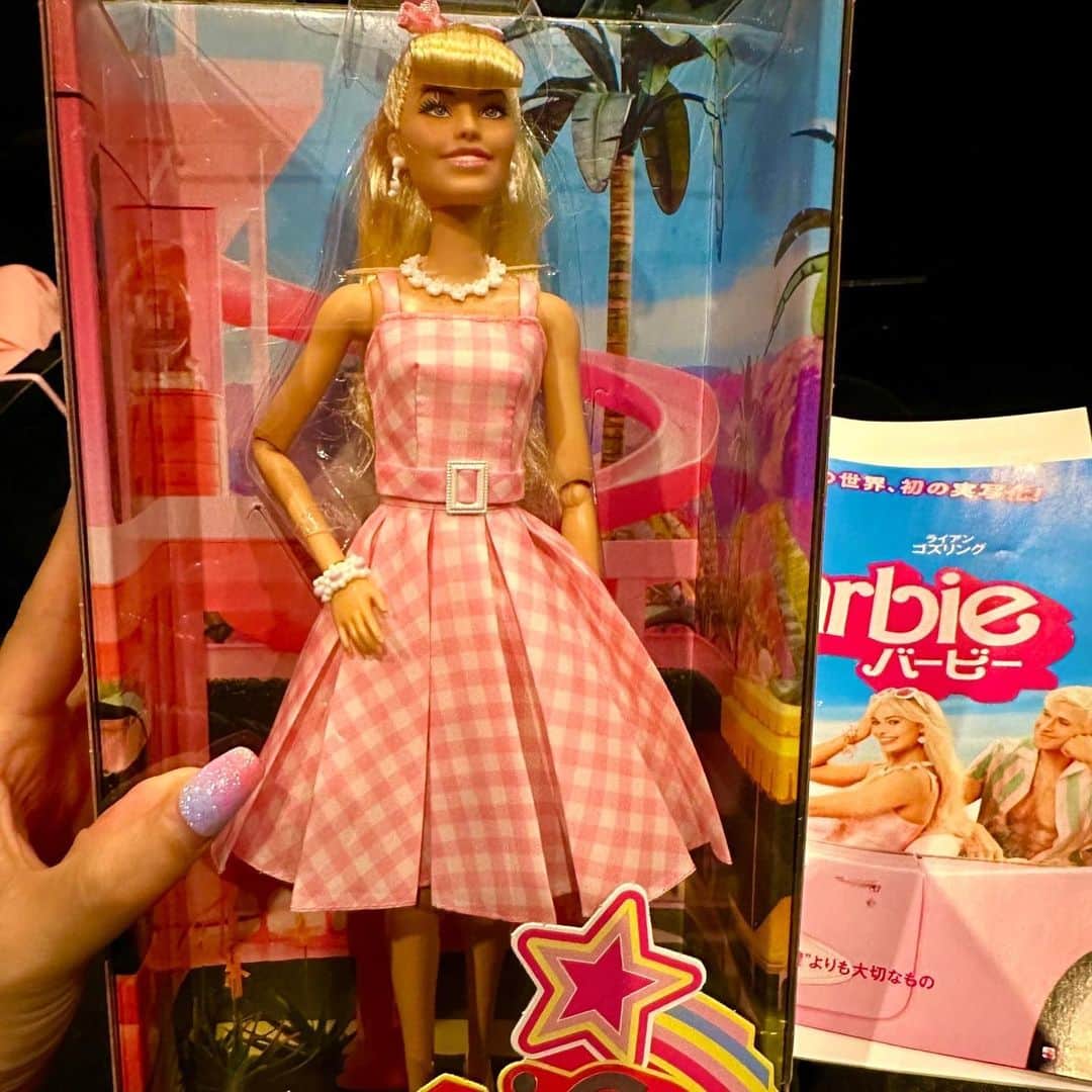 倖田來未さんのインスタグラム写真 - (倖田來未Instagram)「. Barbie完成披露試写会へ行ってきました！！！ んもーーーっBarbieになりたいっ！！🩷 子供の頃の気持ちが再熱するやつ！笑笑 ⁡ そして、ケーーーン！ 何度も、映画見ながら、ケーーン。 言っちゃうやつでした！ 見たらみんなも言っちゃうやつです笑笑 ⁡ Barbieの世界をそのまま再現したこの映画！ とにもかくにも、世界観が可愛すぎる！！ きっとピンク色のため息が止まらないはずっ！🩷 日本語吹き替えでまた見に行きたいっ！ ⁡ ps Dua Lipaのマーメードも可愛くて曲が頭をクルクルしている笑笑 あとまさかの、John Cena！爆 あのやり取りは笑った笑笑 ⁡ #Barbie #バービー #kodakumi #倖田來未」7月20日 13時39分 - kodakumi_official