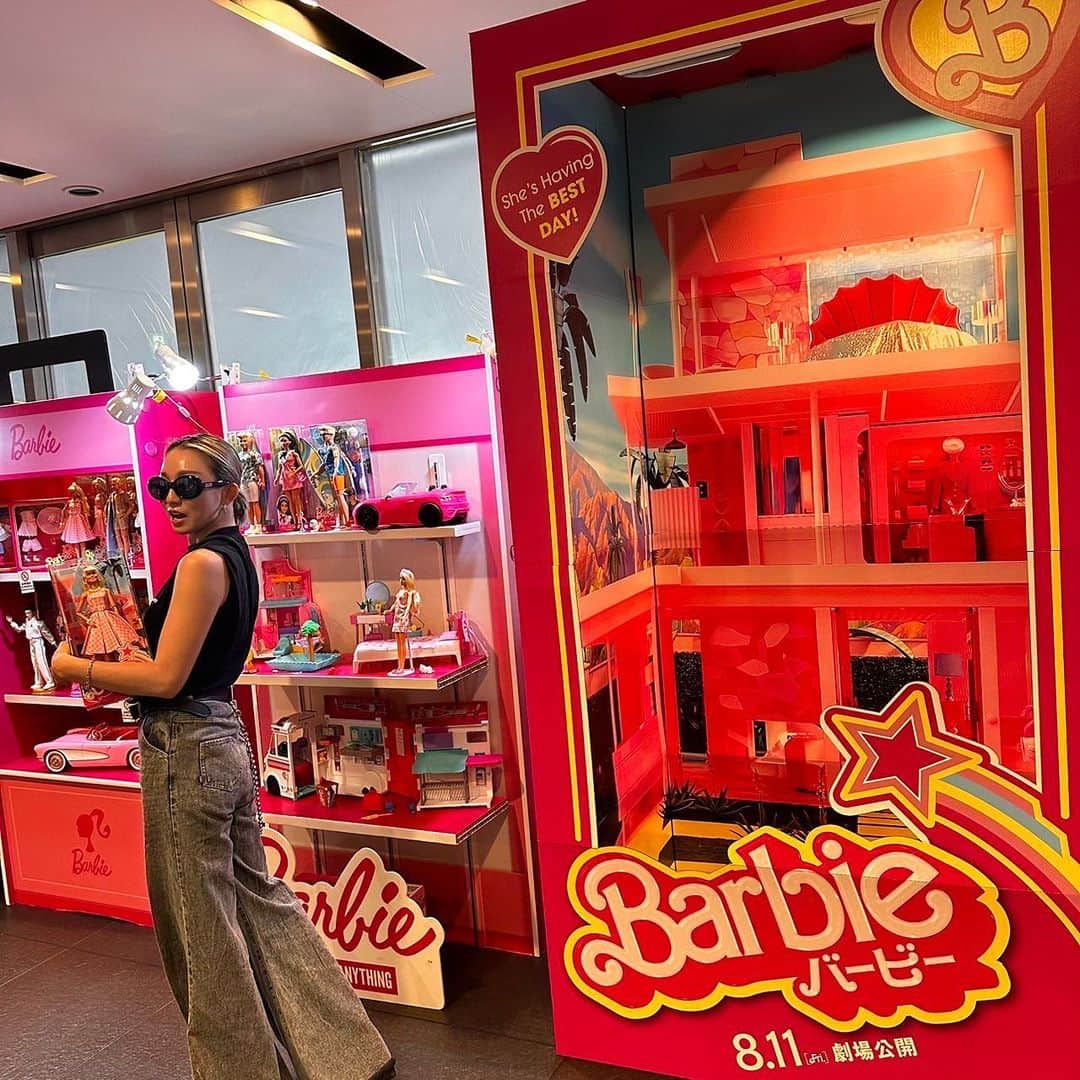 倖田來未のインスタグラム：「. Barbie完成披露試写会へ行ってきました！！！ んもーーーっBarbieになりたいっ！！🩷 子供の頃の気持ちが再熱するやつ！笑笑 ⁡ そして、ケーーーン！ 何度も、映画見ながら、ケーーン。 言っちゃうやつでした！ 見たらみんなも言っちゃうやつです笑笑 ⁡ Barbieの世界をそのまま再現したこの映画！ とにもかくにも、世界観が可愛すぎる！！ きっとピンク色のため息が止まらないはずっ！🩷 日本語吹き替えでまた見に行きたいっ！ ⁡ ps Dua Lipaのマーメードも可愛くて曲が頭をクルクルしている笑笑 あとまさかの、John Cena！爆 あのやり取りは笑った笑笑 ⁡ #Barbie #バービー #kodakumi #倖田來未」