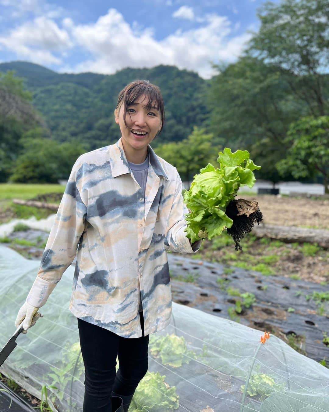 鳳真由さんのインスタグラム写真 - (鳳真由Instagram)「時差投稿です🕒  恒例となりつつある、静岡は大井川への旅へ。 念願のパラグライダー体験まであと一歩のところで 「風の調子が万全じゃない」とのプロの判断により断念。  「愛の不時着」の影響でもないけど、 パラグライダーやりたい！！なんて軽い気持ちで言ってみたものの 七曲を見下ろすスタート地点に立つと高所恐怖症でもないのに ここから駆け降りる勇気は湧いてきませんでした。笑  いいイメトレになったけど、 今でもあの足元に広がる急勾配を思い出すとぶるっとしちゃいます。  その他にも焚き火体験 （私たちが到着した途端に雨降ってきたのでものの5分くらい） や川根茶の新茶を味わったり、 地元の料理人の方々が腕を振るった山小屋料理を堪能したり  これまた絶品の川根大福をいただいたり！  中でも特筆すべきは レタス収穫と、今まで食べた中でもダントツに美味しくて それ以来お蕎麦にハマってしまったくらいの 山の中のお蕎麦やさん。全部のバランスが完璧で、かなり量も多いけど2人でぺろっと食べちゃった。  今回も 最高に可愛くていつでも元気をくれる 十碧れいやちゃん @reiya_toa  と 大笑いしつつ たべまくりつつ 楽しんだ大井川でした💛  ご縁に感謝です！！  #十碧れいや　さん  #静岡 #大井川」7月20日 13時39分 - ootorispecialpanic