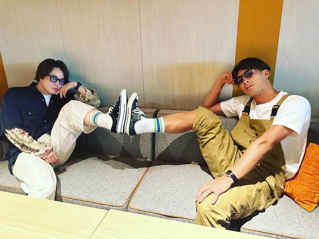 しゅうぺいのインスタグラム：「マッキーとオソロ☺️ 【撮影裏話】 マッキーが画角こだわりすぎて マネージャーさんに何回も撮らせてた！笑 なのに表情一緒😆 可愛いなマッキー🫶  #槙野智章 #ソックス #スニーカー #カップルコーデ #なんでやねん #足の色 #シュウペイ世代 #盛り上げていこう」