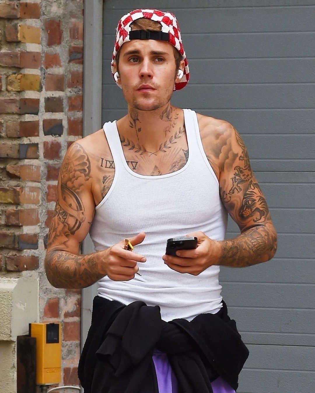 Just Jaredさんのインスタグラム写真 - (Just JaredInstagram)「Justin Bieber shows off his tattoos on a solo stroll after grabbing lunch with wife Hailey. #JustinBieber #HaileyBieber Photos: Backgrid」7月20日 8時21分 - justjared