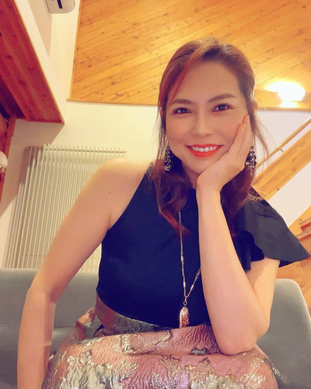 翠千賀のインスタグラム：「北海道のかなやま湖ログホテルラーチさんが楽天の一位に輝いたって！おめでとうございます！ わたしもこちらで毎年ショーをやらせていただいていて、本当に素晴らしいホテルだと思います。 お食事も美味しいし、スタッフの方みーんな親切！ わたしの輸入する自然派ワインも飲めるお宿。 是非行かれてください！」
