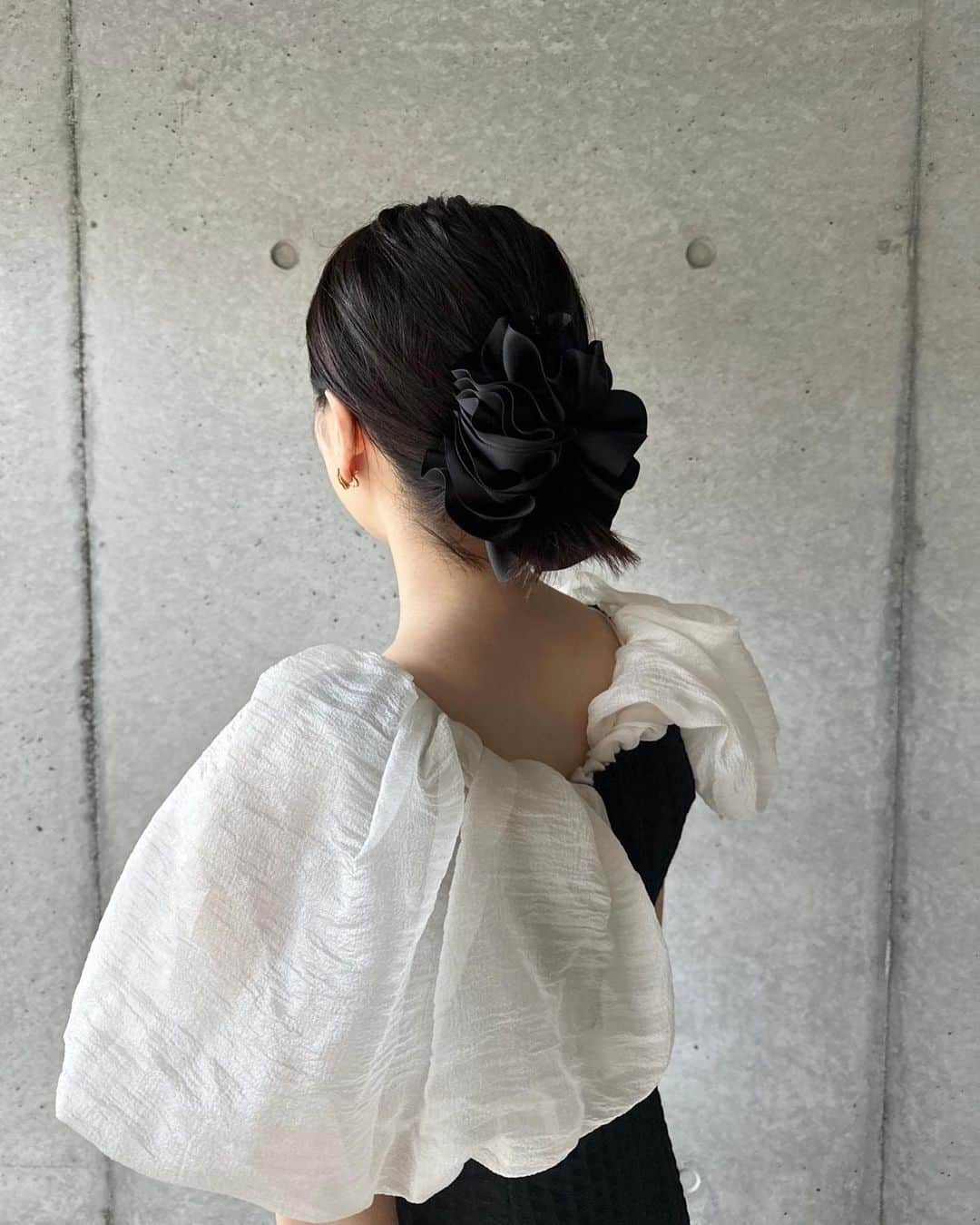 高見侑里さんのインスタグラム写真 - (高見侑里Instagram)「◡̈♥︎ 髪が短くてもギリギリアップスタイルもできます✨  こちらは#cawaii さんのヘアクリップでまとめただけの簡単スタイルです🖤」7月20日 8時16分 - yuri_takami_official