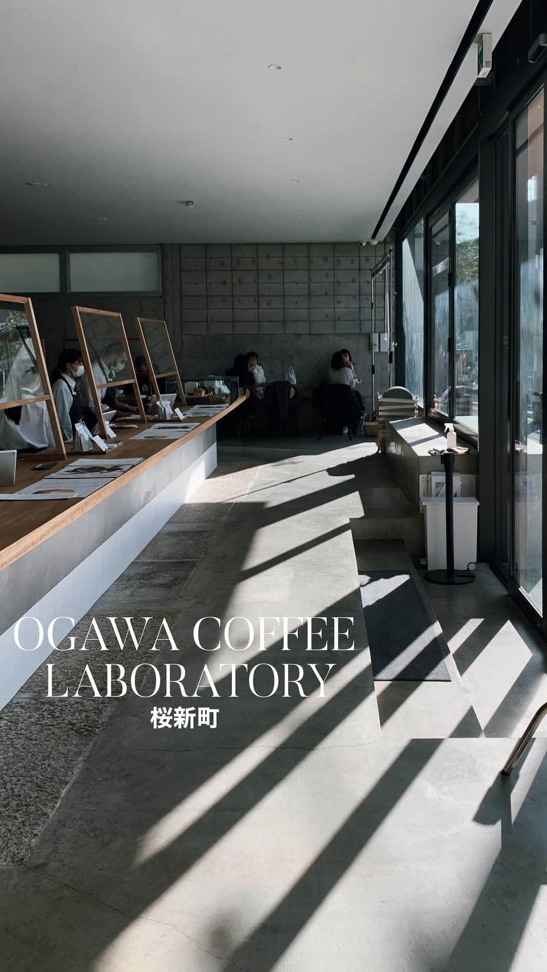 C A F E L O V E Rのインスタグラム：「OGAWA COFFEE LABORATORY//桜新町 京都発のコーヒーロースター☕️ 味わえるコーヒーはなんと常時21種類以上あり迷ってしまいますが、 その日の気分や食事に合うコーヒーをバリスタさんがおすすめしてくれるので 行くたびに色々なコーヒーを楽しむことができます🍵 フードやデザートのメニューも豊富で、ランチ、ディナーはコースメニューもあり🍴🧁  営業時間は7:00-22:00なので幅広い時間帯に利用したくなるお店です✨ 人気店なので予約がおすすめ！  -————————————  ◼︎オーダー(lunch time) ・ホタテとムール貝のパイ詰め 炭焼き野菜とサラダ添え(スープorパン付き)  ドリンクセット ¥1750  ・豚ロースの炭火焼き ジンジャーオニオンソース 焼き野菜添え (ライスorパン付き) ドリンクセット ¥1650   ㅤ ◼︎広さ 店内は広めで複数人の利用も◯ お子様連れにも優しく、ベビーカーの入店もOK👶🏻行くとお子様連れの方をよくお見かけするので、子連れでも気兼ねなくいられます おひとりさま(カウンター席あり)、お友達やカップル、ファミリーまで、さまざまな方におすすめ  ◼︎テイクアウト ◯ ㅤ ◼︎キャッシュレス クレジットカード、QRコード決済、電子マネー(交通系電子マネー・iD) ◯  ◼︎最寄駅 桜新町駅徒歩3分 ㅤ  -———————————— ㅤ @ogawacoffee_laboratory #OGAWACOFFEELABORATORY #オガワコーヒーラボラトリー ㅤ ※営業状況やメニューなど詳細は、 各アカウントでご確認ください  #_cafelover_デザートカフェ #_cafelover_サンドウィッチカフェ」
