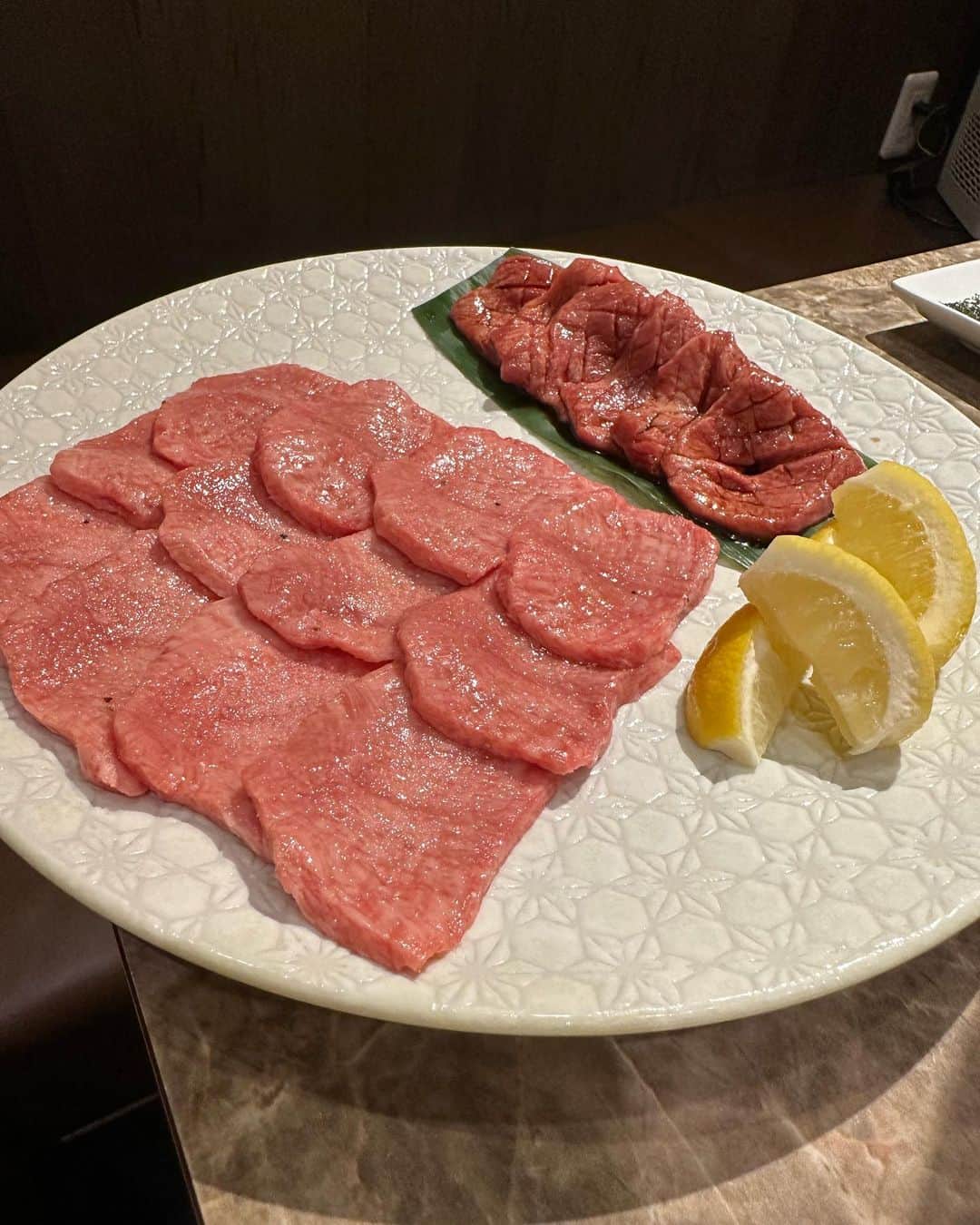 波多野結衣さんのインスタグラム写真 - (波多野結衣Instagram)「いつメンで西麻布にあるミツクニさん(@yakiniku_mitsukuni )へ行ってきたよ🐮✨  お肉沢山食べれて満足🥰🌼 塩もタレもどちらも美味しくてお腹もしっかり満たされました🥺✨  そしていつメンは相変わらずいつも楽しいし、気楽にいれるメンバーで定期的に会ってるし お祝い事とか誰かが何かやる時はいつも皆でお花出したり応援したりしてるんですが、皆素敵なメンツすぎて尊敬しまくりです🙇✨  いつメン、8月9月も遊びの予定あるから楽しみ☺☺ . . #いつメン #焼肉 #西麻布 #ミツクニ  #楽しい #美味しい #大満足  #女子会 #安定の」7月20日 8時30分 - hatachan524