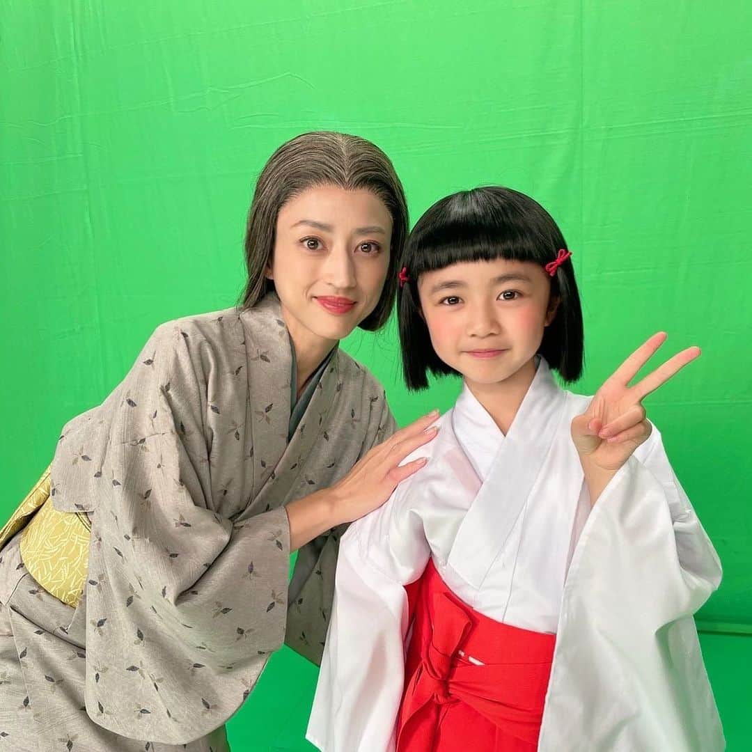 のインスタグラム：「先日OAの「ドリフに大挑戦スペシャル」で共演した浅田芭路ちゃんと♪可愛かった❤︎  「かぐや姫」の他に「浮気」というコントもやらせて頂きましたが、集中しすぎて写真撮るのを忘れてしまいました^^;  それにしても芸人さん達の器用さにはいつも驚かされます。私は慣れてないので、何度も過去の「浮気」のコントを見て勉強しましたw  緊張したけどとっても楽しかったです。  TVerで見逃し配信中みたいですよ！  #ドリフに大挑戦スペシャル  #コント #かぐや姫 #浅田芭路ちゃん  #浮気 #アニキのいない間に…」