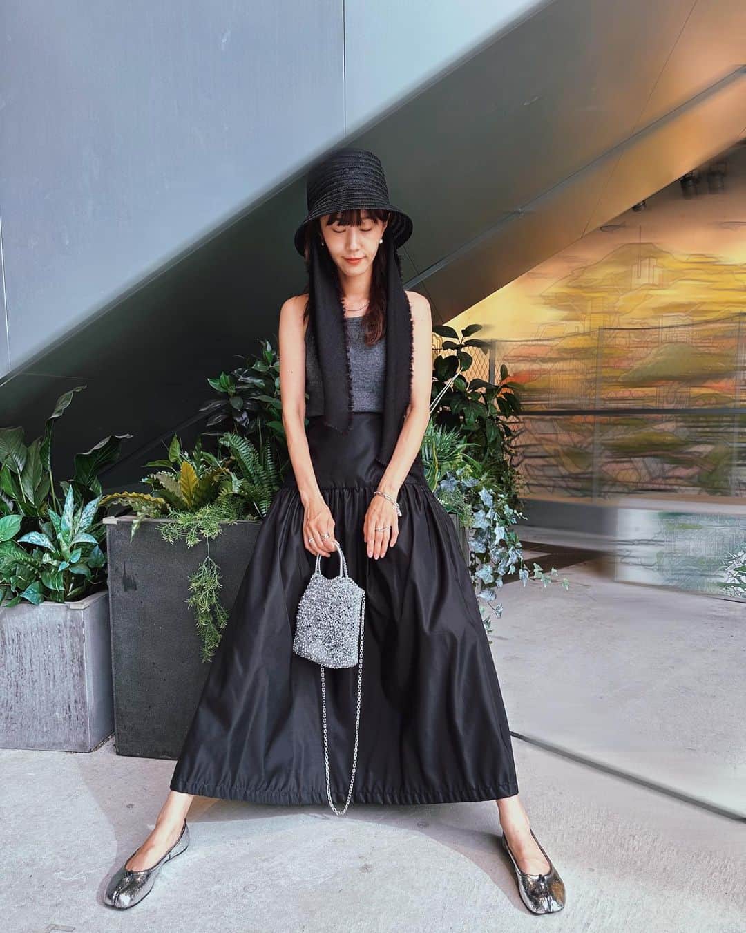 菊井彰子のインスタグラム：「👧の幼稚園が夏休み突入し、まもなく1週間がたとうとしております🌻  ところが、終業式の前日深夜から発熱🤒娘も明日でお友達としばらくバイバイだねーとなんとなくわかっていたので出席させてあげたかった😭  先日も何日も高熱続いたばかりなのにまたかー😅と。 お友達たちは知っての通り👧は赤ちゃんの時から熱っ子さんなので、私もその感じに慣れつつ今回はすぐ下がるかなぁー。なんて思っていたらなんやかんや結局6日ぐらい40度いったりきたりがつづいて母子共にぐったり😇😇😇  なかなか🦠手強かったなぁ😂😂  娘よお疲れ様でした🙏 元気になってよかったよー🥹 ただ、今は絶賛『病み上がりジャイアン』ですw  昨日の夜は寝室に立て籠りイヤーイヤーとお風呂をボイコット👧  （仕方ないのだけれど高熱が続いた時ほど病み上がりのご機嫌がハチャメチャ悪い🤷）  わかっちゃいるけれど鬼ババ👹になってしまう母。  そういう時こそ家にいても空気が悪くなるのでお出かけします！笑  娘は九月頭までお休みなので、適度に予定を立てて、頑張りすぎない程度に2人で楽しく過ごせたらなぁとおもっています🌻  ところで真っ黒コーデしたけど、 見るからに暑そうだわ🤣🤣🤣🤣 そりゃ、目も瞑るわ👀笑  #lamaisondelyllis  #anteprima  #coca_code  #maisonmargiela  #宮下パーク  ・ ・ ・ ・ ・ ・ ・ #ママコーデ  #ママコーディネート  #女の子ママ #女の子のママ  #ママファッション  #mamafashion #ootd #ootdfashion #ootdstyle #3歳女の子ママ」