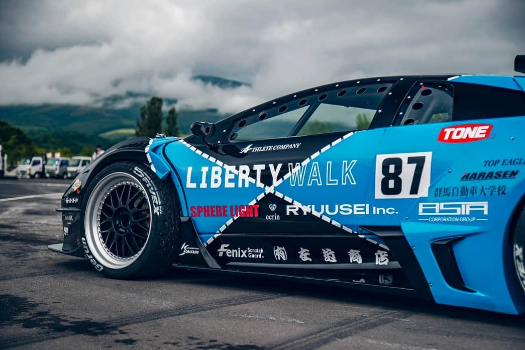 Wataru Katoさんのインスタグラム写真 - (Wataru KatoInstagram)「LIBERTY WALK 　　LBWK LB⚡️WORKS LAMBORGHINI DRIFT MACHINE 😆  @lamborghini @tone_japan  @fivextires  @sakon.hikari  @sakon.logix.group  @asiacar1212  @liquimoly  @minigtofficial  @hotwheelsofficial  @workwheelsjapan  @libertywalk_tokyo_harajuku  @bride_japan  #libertywalk #lbwk #lamborghini#drift#machine #lamborghinimurcielago  #supercar #革命#衝撃#挑戦#ありがとう #ピンチはチャンス #jdm #記憶#こあさ号#永遠なり#笑顔#拍手#new #japan #widebody#culture#1500hp#minigt」7月20日 8時32分 - libertywalkkato