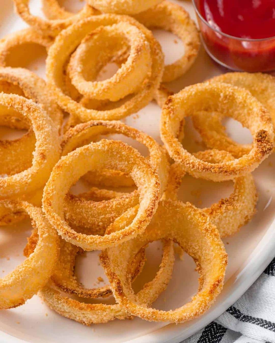 Easy Recipesのインスタグラム：「Making homemade onion rings oven style is healthier and just as delicious as deep fried onion rings but with less fat, fewer calories, and way less mess. Serve as a snack or a side dish with your favorite dipping sauce.  Full recipe link in my bio @cookinwithmima  https://www.cookinwithmima.com/oven-baked-onion-rings/」