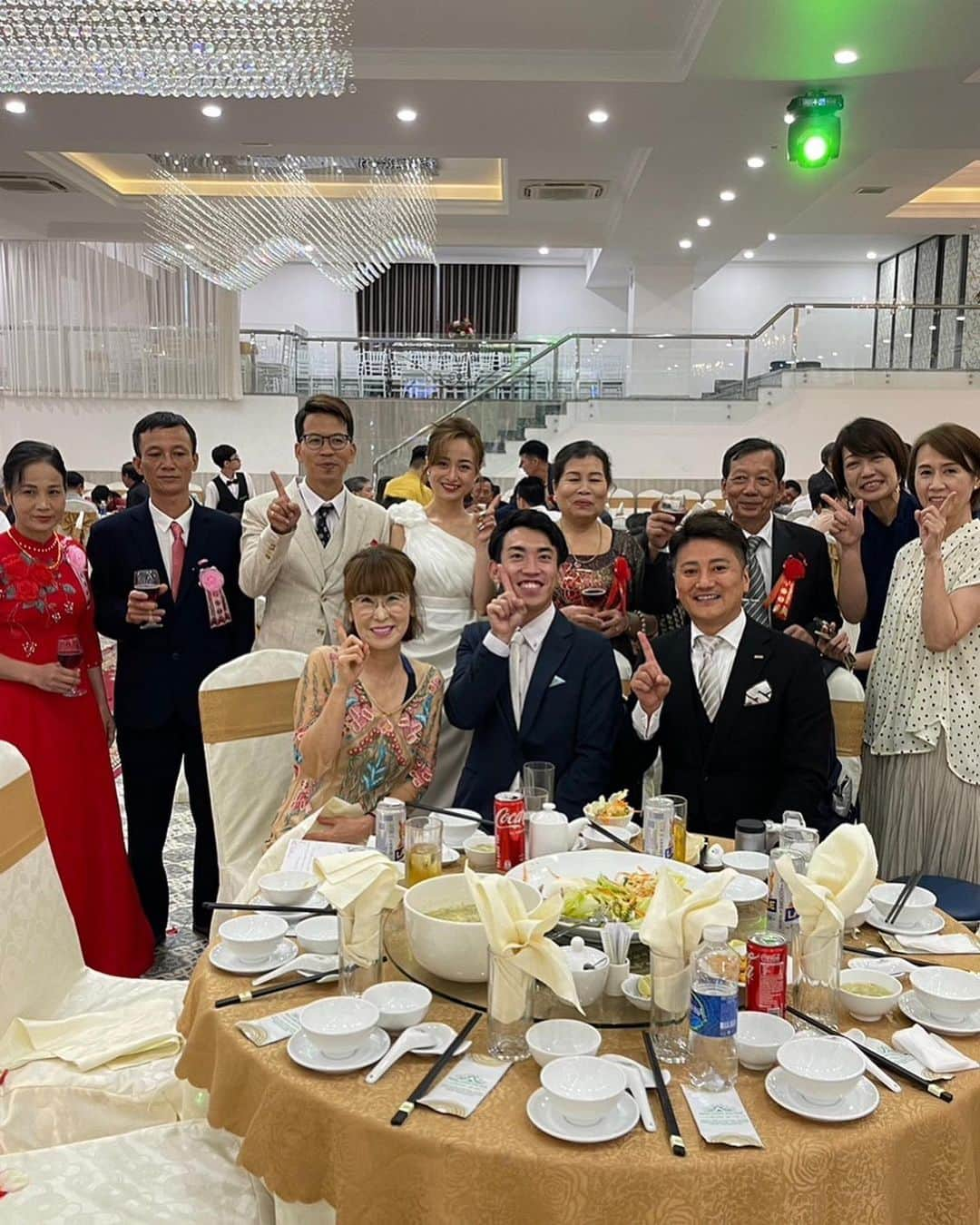 岩本初恵さんのインスタグラム写真 - (岩本初恵Instagram)「ベトナム🇻🇳から ベトナムの結婚式 素晴らしい活気があります  感動しました 歌🎤が上手い人が多い  最後はカラオケ大会 びっくりしたのは ベトナムは東京みたいに発展してます  バイクが多い国と言う 感覚でしたが 格差はあれど  生きる力がみなぎって ました  何より食事が 美味しい 絶食覚悟でベトナムに 向かいましたが  着いてすぐ フォー🍜の美味しさに はまりました  素晴らしい結婚式 海外事業部の 結婚式  運気のお裾分けと ベトナムでは 言われているそうです  運気のお裾分け 頂いて下さいね  #ベトナム  #結婚式 #素晴らしい  #カラオケ大会  #フォー  #美味しい #大都会 #はっちゃん #空港  #夜景」7月20日 8時36分 - hatsue_iwamoto