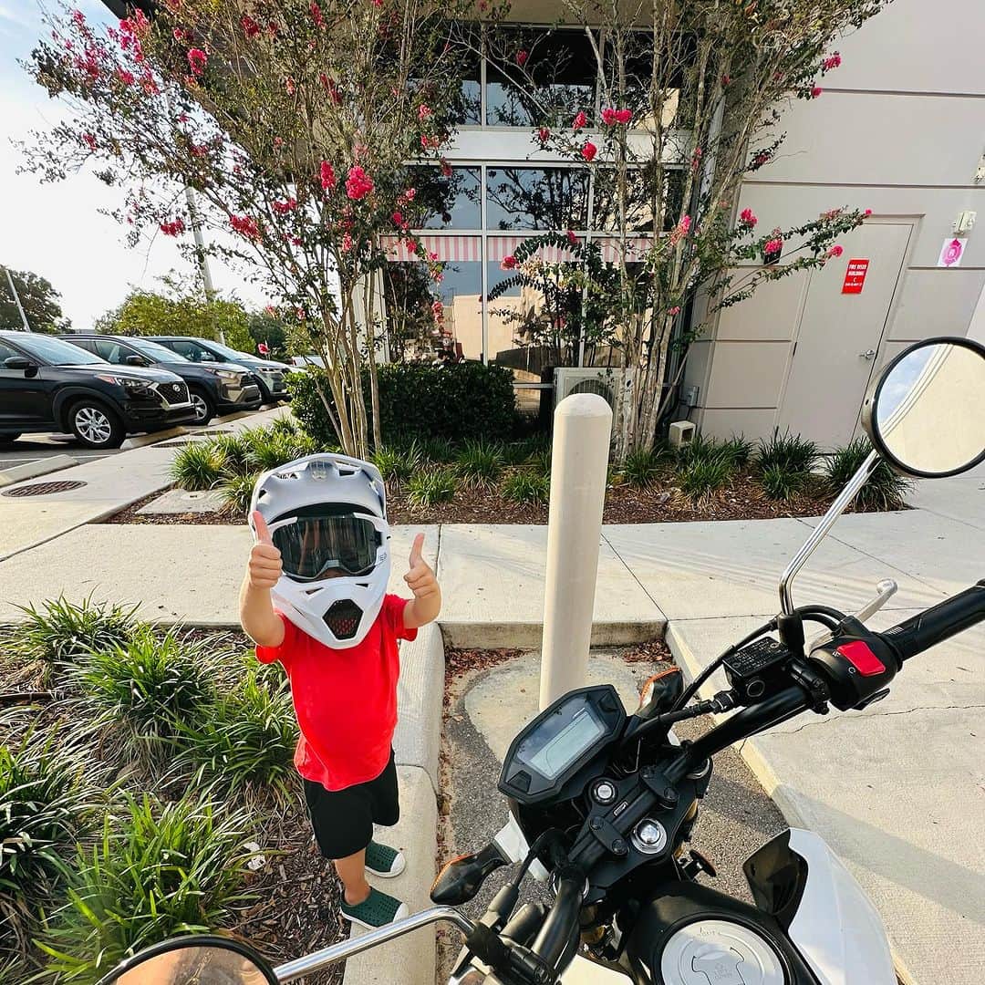 のインスタグラム：「@courtneyroczen and Griff on a ice cream run 🥰」