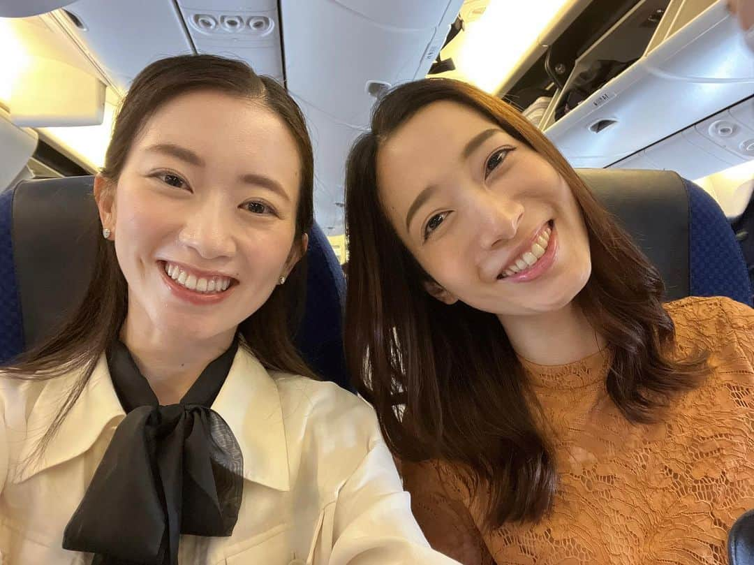 星南のぞみのインスタグラム：「思い出✈️  先月、ゆうりさんと弾丸福岡旅へ行ってきました♡ 組が違ったので在団中は一方的に美しい方だなぁと憧れていただけなのですが、昨年お仕事でご一緒させて頂く機会が多く、仲良くさせて頂きました♡ お話するととても気さくで、笑いのツボも一緒でずっと笑ってた思い出しかないです🤭  旅の目的はファクトリーガールズ観劇。 受験生時代大ファンだった柚希さんの久しぶりの舞台姿に歓喜し、実咲さんの優しくも芯のあるお役に心打たれました。 ソニンさんの歌声も久しぶりに生で聴くことができ、痺れました‼︎‼︎  観劇以外はずっと食べてましたね🤭 観劇前にめんたい重とつけ麺のセットを食べ、観劇後にお寿司🍣 次の日のお昼もお寿司🍣 福岡って本当に美味しいものが沢山あって胃がもう一つ欲しいぐらいでした笑  そしてそして！ 退団同期のさちこにやっと会うことが出来ました💗 1年半ぶりに会ったら面白さはそのままに可愛い女性になってました✨  楽しかったなぁ🫧 福岡また行きたい‼︎‼︎  #福岡 #福岡観光 #福岡グルメ #伶美うらら さん#望月篤乃 #ファクトリーガールズ2023 #柚希礼音 さん#実咲凜音 さん#ソニン さん #元祖博多めんたい重 #鮨たがみ #たつみ寿司総本店 #チョコレートショップ」