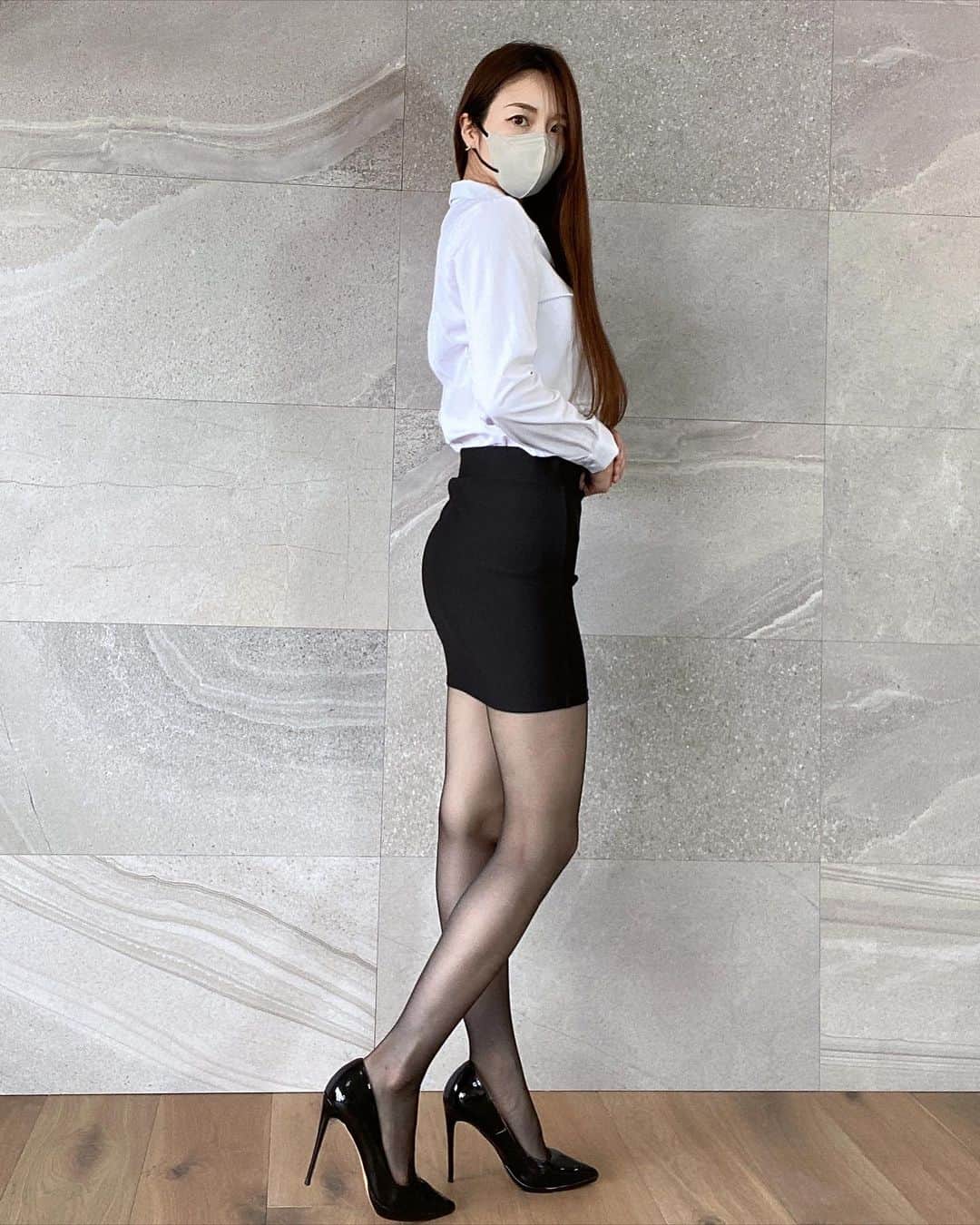 小林加奈のインスタグラム：「それとも奴隷になりますか👠？」