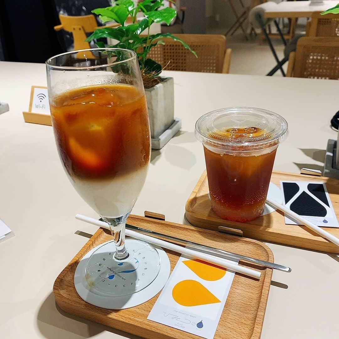 堤信子のインスタグラム：「わずか1杯80円で、56通りのアイスコーヒーが楽しめる表参道のカフェへ。 あまりの暑さに、毎日アイスコーヒーを飲んでいる私ですが、ちょうど今週末日曜日まで、表参道のポップアップストアでなんといっぱい80円でありとあらゆる種類のおいしいアイスコーヒーが飲めるお店が！ 詳しくは　#ミモレ  のブログご覧下さい！プロフィール欄から飛べます。  #バリスタのいないコーヒー専門店  #ひみつのドリップ  #ドリップポッド　#表参道カフェ　#アイスコーヒー　#コーヒー好き #堤信子」