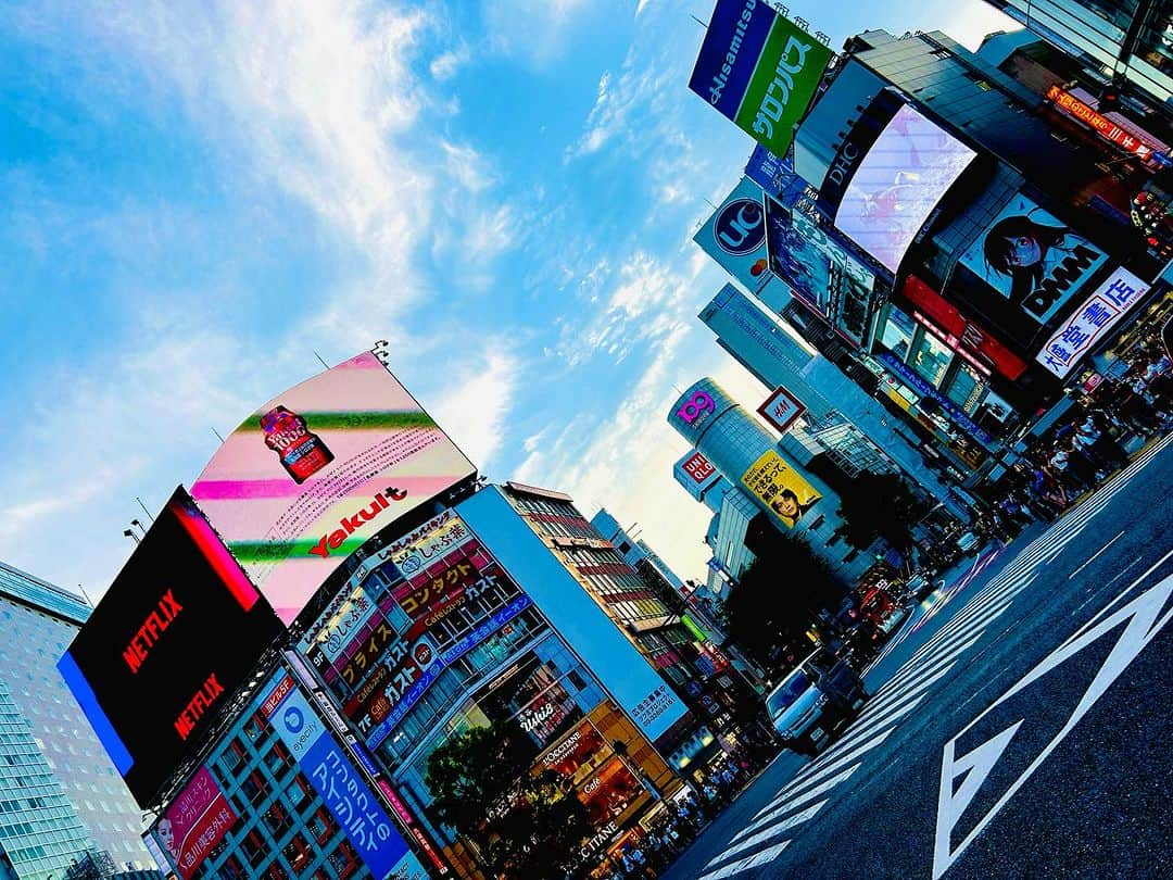 大越かず江のインスタグラム：「✨渋谷スクランブル交差点✨  久々に渋谷へ🚃🚃𓈒𓂂𓏸 いつ来ても渋谷は人が沢山だね⸝ဗီူ⸜⸝ဗီူ⸜⸝ဗီူ⸜⸝ဗီူ⸜💛  でも この景色が堪らなく好き- ̗̀ ෆ( ˶'ᵕ'˶)ෆ ̖́-🩵🩶🩷💛  今日も幸せいっぱい(*˘︶˘*).｡.:*♡  ✨✨✨✨✨✨✨✨✨✨✨✨✨✨✨  ✨ Shibuya Scramble Crossing ✨  To Shibuya after a long time🚃🚃𓈒𓂂𓏸 No matter when I come, Shibuya is full of people⸝ဗီူ⸜⸝ဗီူ⸜⸝ဗီူ⸜⸝ဗီူ⸜💛  but I love this scenery so much- ̗̀ ෆ( ˶'ᵕ'˶)ෆ ̖́-🩵🩶🩷💛  Today is full of happiness (*˘︶˘*).｡.:*♡  ✨✨✨✨✨✨✨✨✨✨✨✨✨✨✨   #渋谷スクランブルスクエア  #渋谷スクランブル交差点  #shibuya  #この景色が好き  #美  #生きる意味 #sexy #セクシー系 #ジム女子 #美肌ケア #写真好きな人と繋がりたい #女優好きな人と繋がりたい #美意識人と繋がりたい #幸福 #happy #東京 #tokyo #日本 #japan  #美魔女モデル #actress  #資格マニア  #スマイル #笑顔 #followforfollowback #ポートレート女子 #loveyou #仲間募集  #空が好きな人と繋がりたい」