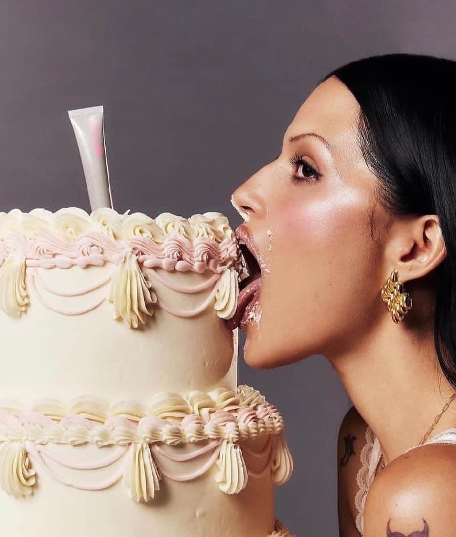 IMG Modelsさんのインスタグラム写真 - (IMG ModelsInstagram)「Let Them Eat #Cake. 🎂 #Gabbriette (@gabbriette) fronts #HaileyBieber’s new #Rhode campaign. 📷 @beejamest 👗 @danixmichelle ✂️ @rickymotahair 💄 @leahdarcymakeup #IMGmodels」7月20日 8時57分 - imgmodels