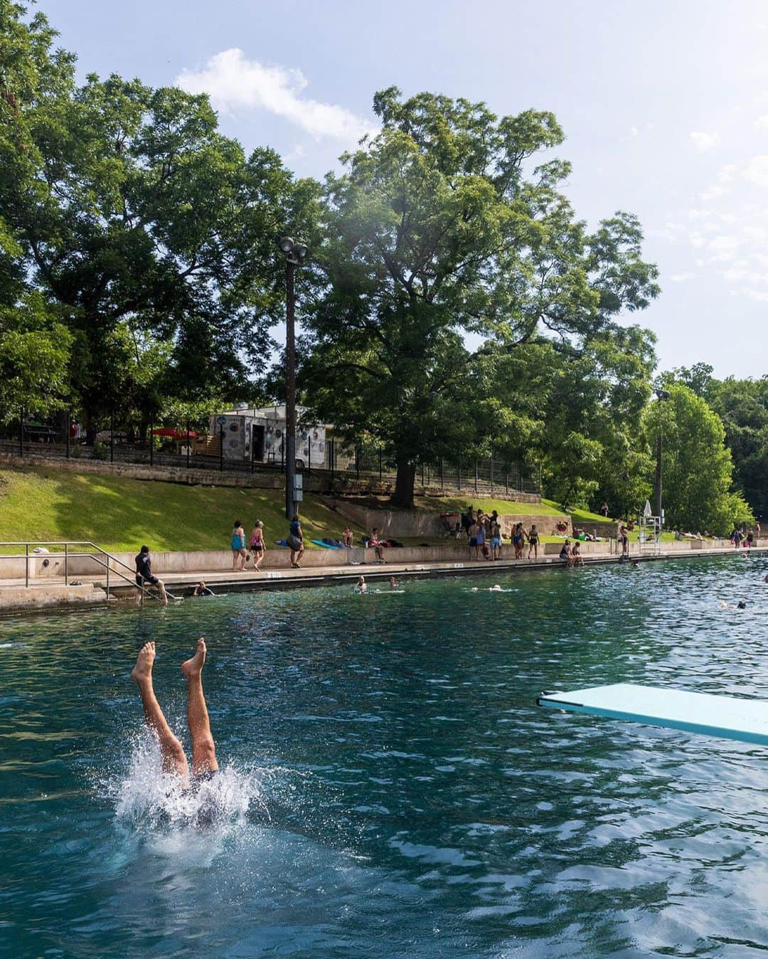 ニューヨーク・タイムズさんのインスタグラム写真 - (ニューヨーク・タイムズInstagram)「Barton Springs Pool, whose cool, natural waters have created summer memories for generations in Austin, Texas, has become an important refuge during the current heat wave.  When Austinites talk about Barton Springs, they do so in almost spiritual terms. “It’s very much a sacred place,” said Kim McKnight, manager of historic preservation and tourism for the city’s Parks and Recreation Department. “I recognize not everybody goes there, but for those who do they can’t imagine life without it.”  A part of the Austin landscape since the early 20th century, the pool is so beloved that residents resorted to near rebellion to save it from developers in the 1990s. Marriages and funerals are regularly held on its grassy banks.  In Austin, where temperatures as high as 107 were forecast to persist through much of the week, the cars kept pulling into the parking lot at the springs, where the water temperature — winter or summer — averages a comfortable 68 to 71 degrees.  Read more about this Austin oasis at the link in our bio. Photos by @ilanapl」7月20日 9時00分 - nytimes