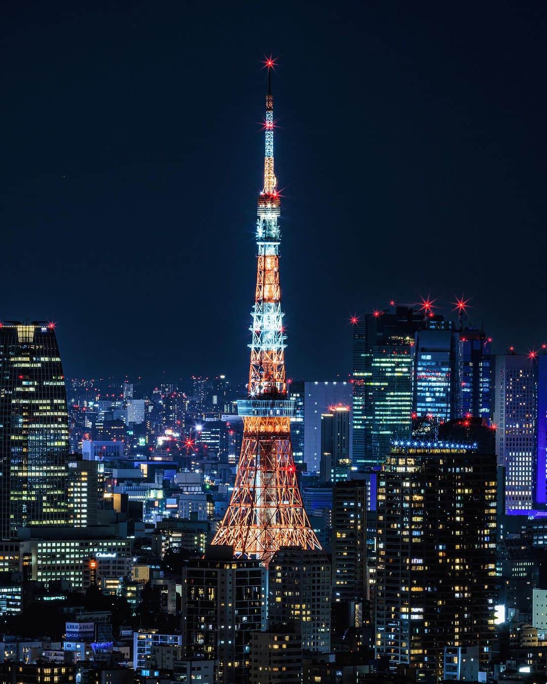 SHOCK EYEのインスタグラム：「昨晩、 @kenken710 さんと、彼に教えてもらった恵比寿ガーデンプレイスの撮影スポットから東京タワーを撮ったよ^ ^  このライティングこそ、東京タワーといった感じ✨ やっぱりかっこいい。 しかも遠くにレインボーブリッジまで見えて、、 めちゃくちゃ良い景色でした。 いつもは寺社や自然の景色が多いけど、時々はこうした夜景もいいでしょ？😊  大都会、東京。 この一つ一つの灯りの元にそれぞれの人々のドラマがあると思うと、なんだか不思議だよね。 全てのドラマが素晴らしいものになりますように🙏  #東京タワー #tokyotower」
