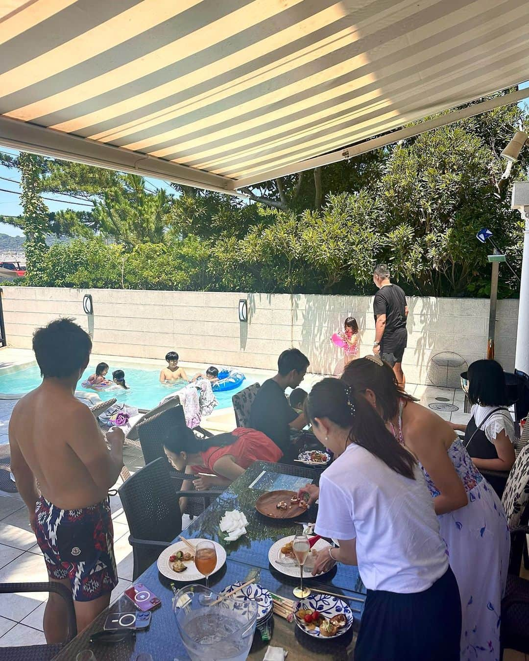 箕輪玖美さんのインスタグラム写真 - (箕輪玖美Instagram)「今年も鎌倉でBBQ🥂🍖 ・ ・ あまりにも暑いので、子供達にプールを楽しんでもらおうと、ちびっ子ちゃんメインのゲストをお呼びして😊 ・ ・ 賑やかで可愛いちびっ子ちゃん達に癒された1日💕  #鎌倉 #湘南 #別荘 #別荘ライフ  #セカンドハウス #海のある生活 #プールのある家 #貸切プール #bbq #ホームパーティー #楽しい時間 #毎夏恒例イベント #夏が好き #summer #luxurylife #箕輪玖美」7月20日 9時12分 - kumi.111