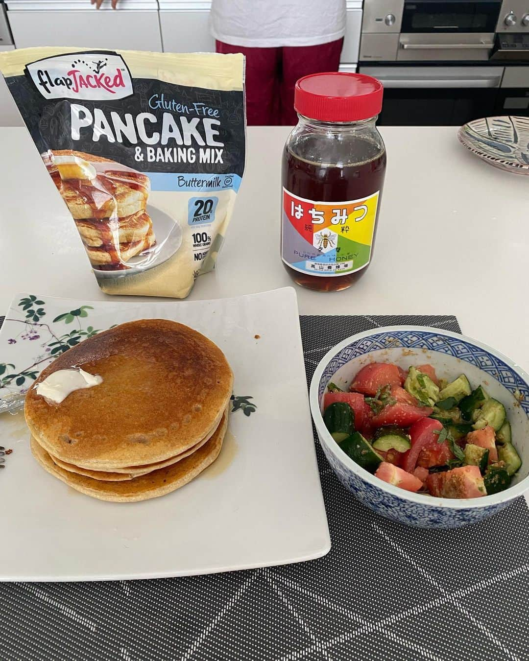 冨永章胤のインスタグラム：「おはようございます！！！ 今日の朝食は超健康パンケーキ！！ プロテインパンケーキと栗の花の蜂蜜！ そしてサラダ！ 完璧！ #冨永章胤」