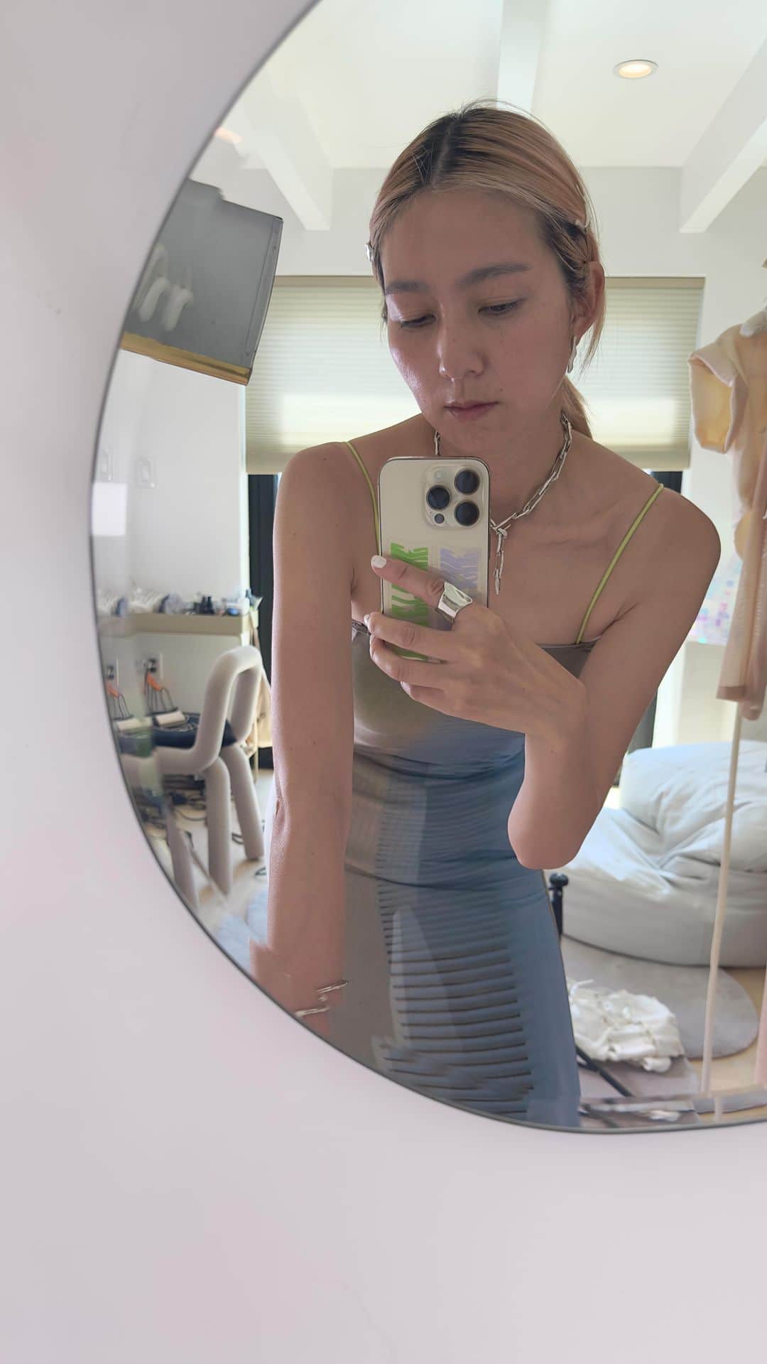 三苫愛のインスタグラム：「青い眉毛ってどうですか？カラーまつ毛で簡単に、しかも自然にできます！ほんのりグレーっぽい雰囲気になって統一感も出ていいかも🫡🫶🏻🐳🐬🐋🐟 ⚪️眉、睫毛に使ったマスカラ  @yeuxetligne : subtle film mascara “dusk” ⚪️チーク @hince_official : L005 bare harmony  ⚪️グロス Lip jelly “fire” ⚪️アイライナー @didion_beauty : スムースカラーアイライナー04」