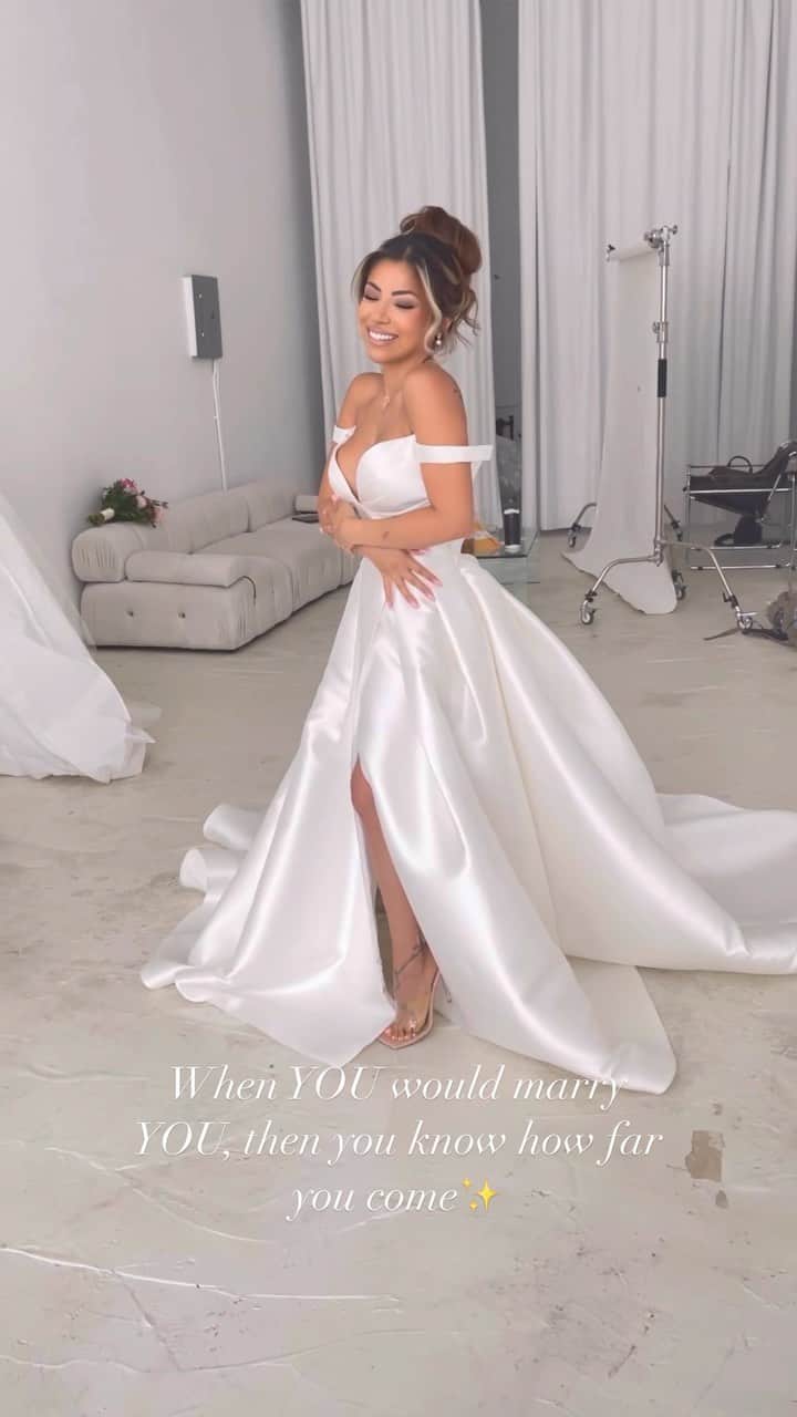 ジェセニア・バイスのインスタグラム：「Told Ryan about this shoot & how excited I was to do it.  You see, I endured so much pressure from family & friends about marriage in my 20s that I let it get into my head.  So much so, that I ended a relationship and immediately tried to make up for “lost time.” Wild to imagine that at 26 I thought i was “old & that no one would want me.” Well a guy did want me, he also nearly killed me.   Now at 39 (in 2 months) I’m smiling from ear to ear. Took me years to stop giving a fuk what people thought about me, about my life and how I live it. Took me years to learn to start loving myself and stop trying to make a guy love me.   Two valuable lessons I learned through so much pain. I will never allow myself to stay in a relationship where there no longer is love, bc I love me.  I look at my @youloveyou.brand necklace. A symbol of SELF LOVE!  It can mean whatever YOU want it to mean to YOU.   For me, it’s a reminder of how far I’ve come. A testimony of my journey to SELF LOVE.  A symbol of the phenomenal woman I turned out to be. Pssst !!!! When YOU would marry YOU, then you know how far you come 🫶🏽✨💜   Hair: @styledby_tiffanyg  MUA: @muacourtneyrose  Dress: @vesabrides  Photographer: @mountainpeakstudios  BTS: @giannafarro  #bridalmakeup #bridalhair #weddingdress #brideinspiration #bridemakeup #brideinspo #weddingdressinspo」