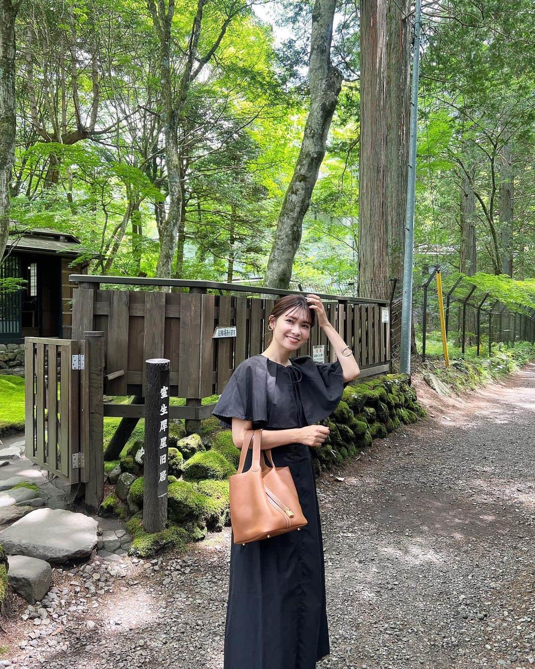 吉田奈央のインスタグラム：「ブラックワンピにブラウンバッグ あわせるの好き👜❤︎  バッグは憧れのピコ太郎！ ではなくピコタン✨  やはり見るのと手にするとじゃ違う。数倍も可愛かった😍  @selectionks2022 にあったよ🤍 めちゃくちゃエルメスあるやん。  ピコタンの他にもエルメスの品揃えすごかったです！  @ka_na_0311 さんがこれまたすごく素敵な方でレスも早いし対応が花丸でした😍  今回はバッグお借りで撮影でしたが 自分もいつかmyエルメスを。 そしてその時はここに頼りましょうかな😏✨  #hermes#エルメス#エルメスバッグ#エルメスピコタン#ピコタンMM#PR」