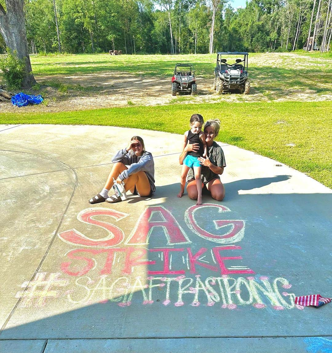 ジェイミー・リン・スピアーズのインスタグラム：「I had a different post planned for this day, but that’s life🤷🏼‍♀️ sending all my love🤍🤍🤍 #sagaftrastrong (Ran out of chalk before I got to #WGAstrike )」