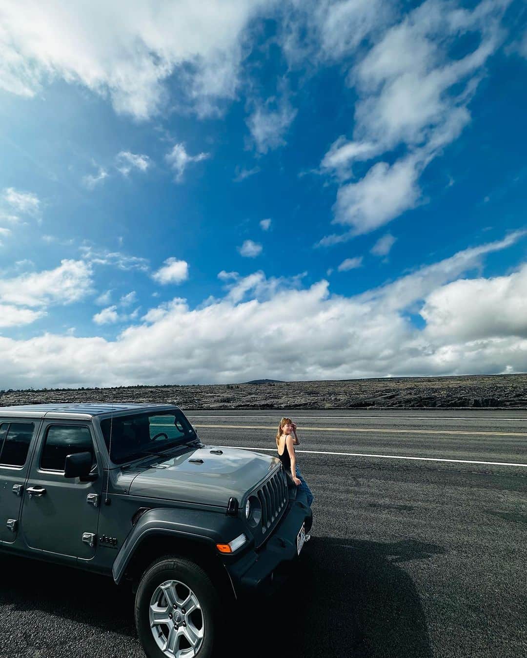 伊藤千晃さんのインスタグラム写真 - (伊藤千晃Instagram)「いつか乗れたらいいなぁ〜と思っていたjeep❣️ ⁡ 今回はハワイ島に行く機会があったので、 思い切って憧れていた車を運転してみました✨ ⁡ 流石に東京では道が狭くて無理なので🤣笑 ⁡ こっちの道をみたら走らずにはいられないー😆✨ ⁡ #ハワイ島 #jeep  #jeepgirl」7月20日 9時48分 - kikichiaki