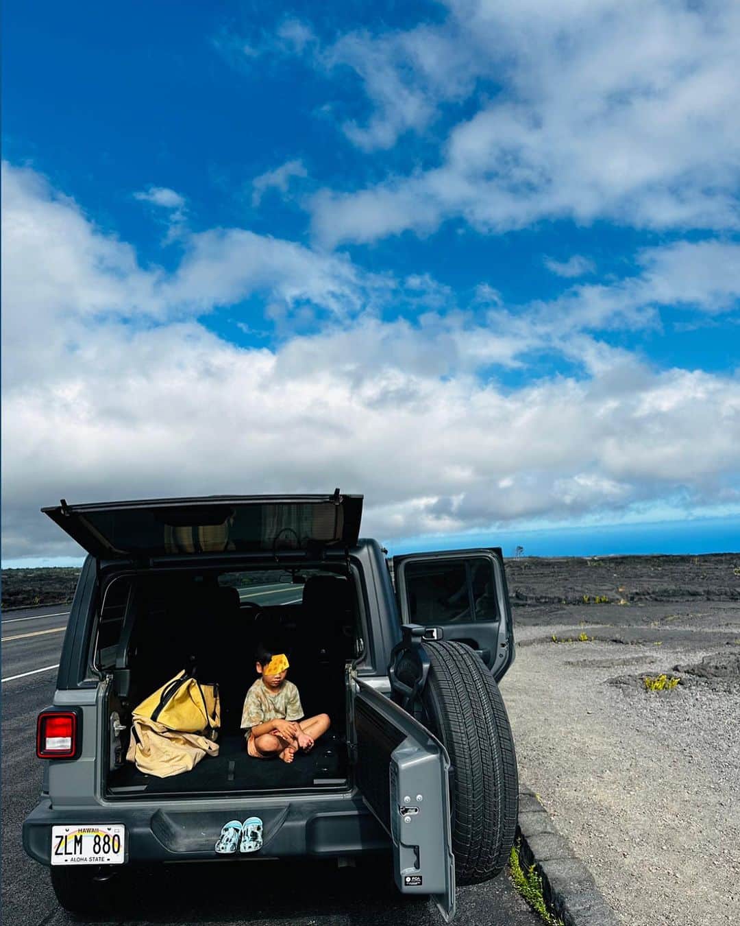 伊藤千晃さんのインスタグラム写真 - (伊藤千晃Instagram)「いつか乗れたらいいなぁ〜と思っていたjeep❣️ ⁡ 今回はハワイ島に行く機会があったので、 思い切って憧れていた車を運転してみました✨ ⁡ 流石に東京では道が狭くて無理なので🤣笑 ⁡ こっちの道をみたら走らずにはいられないー😆✨ ⁡ #ハワイ島 #jeep  #jeepgirl」7月20日 9時48分 - kikichiaki