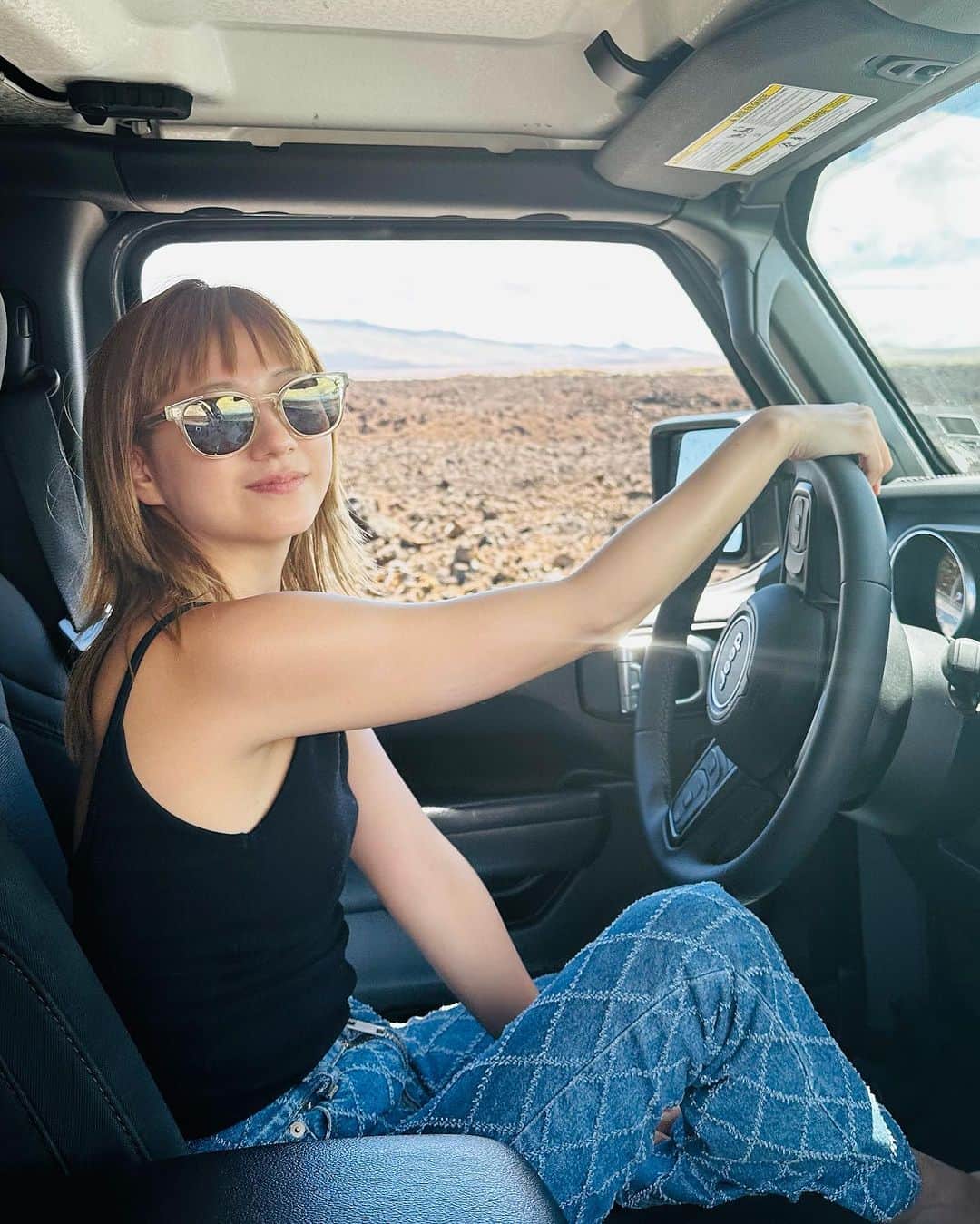 伊藤千晃のインスタグラム：「いつか乗れたらいいなぁ〜と思っていたjeep❣️ ⁡ 今回はハワイ島に行く機会があったので、 思い切って憧れていた車を運転してみました✨ ⁡ 流石に東京では道が狭くて無理なので🤣笑 ⁡ こっちの道をみたら走らずにはいられないー😆✨ ⁡ #ハワイ島 #jeep  #jeepgirl」