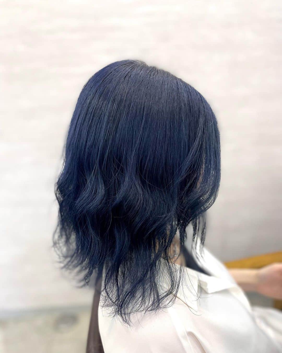 salon PRATiNO(サロンプラチノ)のインスタグラム：「. 18トーン以上のブリーチ毛から作る ブルーカラー🫐 落ち着きがあるけど、個性的◎  鮮やかな青みがcoolでオシャレです😎🌟  . . .  #hair#pratino#clavis#ハイトーン#韓国ヘア#デジパ#縮毛矯正#名古屋美容院#栄美容院#ショートカット#ウルフカット#透明感カラー#クラビス#酸熱トリートメント#ダメージ毛#ヘアサロン#女性スタッフのみ#ボヤージュコスメ #白髪染め#ペールカラー#エクステ#シールエクステ#ヘアメ#アイブロウ#メンズアイブロウ#メイク#ファイバープレックス」
